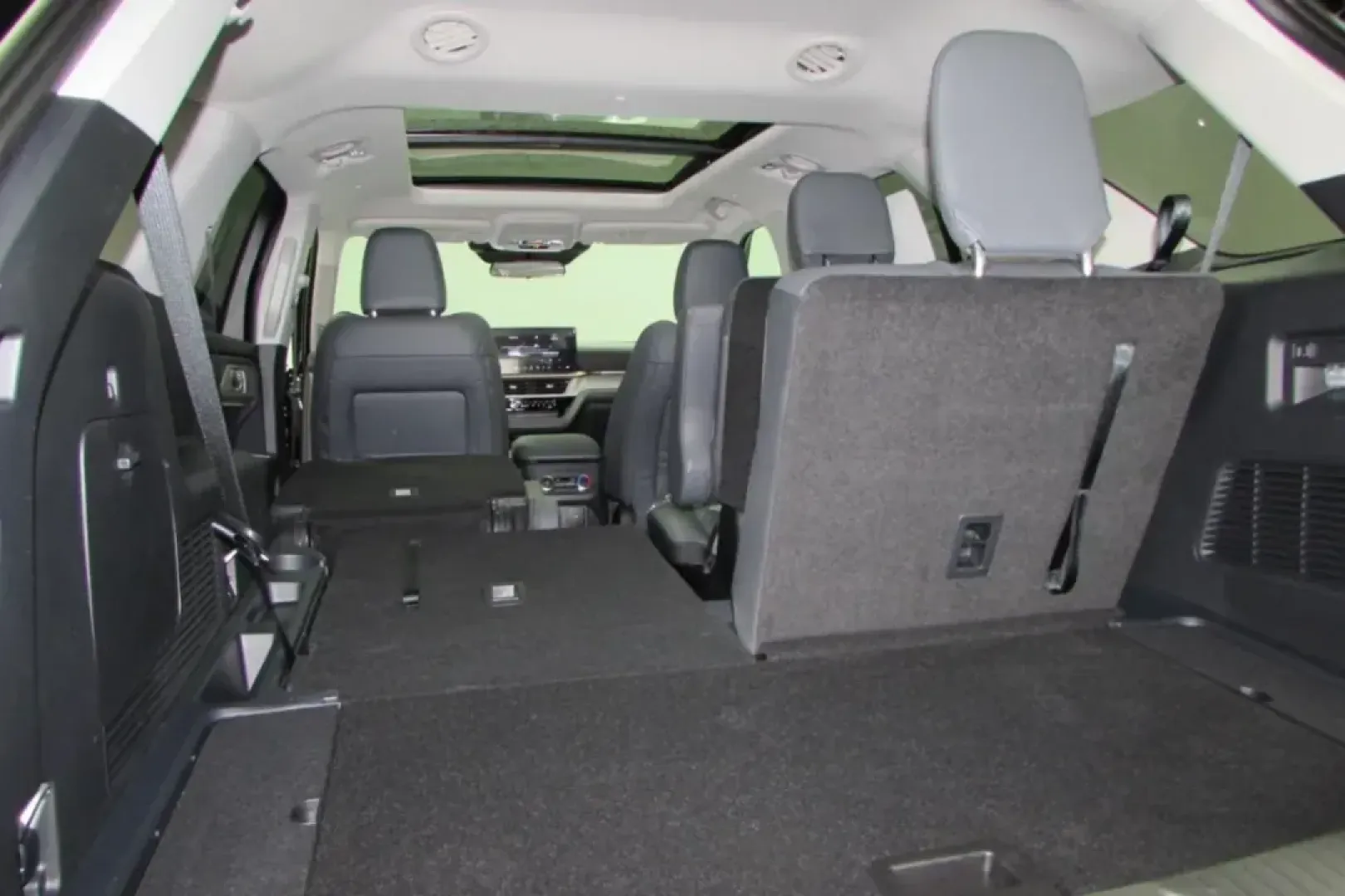 2025 /Dark Gray/Onyx Leather Trimmed Ford Explorer Active (1FMUK8DH0SG) with an 2.3L EcoBoost I-4 engine, Automatic transmission, located at 12836 Highway 21, De Soto, MO, 63020, (636) 337-7777, 38.151867, -90.575615 - **Explore Adventure and Family Comfort with the 2025 Ford Explorer at Pettus Ford De Soto**<br /> <br /> If you're seeking the perfect vehicle to elevate your family adventures or weekend getaways, look no further than the stunning 2025 Ford Explorer. This versatile SUV seamlessly blends comfort, te - Photo#29