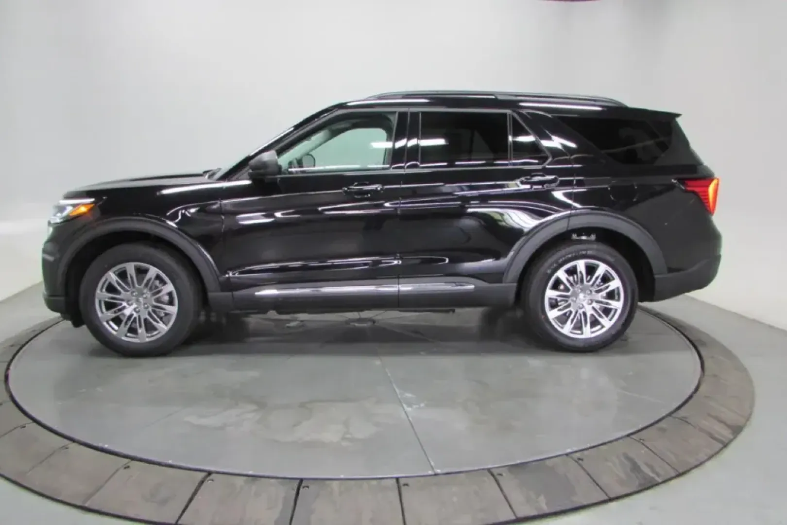2025 /Dark Gray/Onyx Leather Trimmed Ford Explorer Active (1FMUK8DH0SG) with an 2.3L EcoBoost I-4 engine, Automatic transmission, located at 12836 Highway 21, De Soto, MO, 63020, (636) 337-7777, 38.151867, -90.575615 - **Explore Adventure and Family Comfort with the 2025 Ford Explorer at Pettus Ford De Soto**<br /> <br /> If you're seeking the perfect vehicle to elevate your family adventures or weekend getaways, look no further than the stunning 2025 Ford Explorer. This versatile SUV seamlessly blends comfort, te - Photo#3