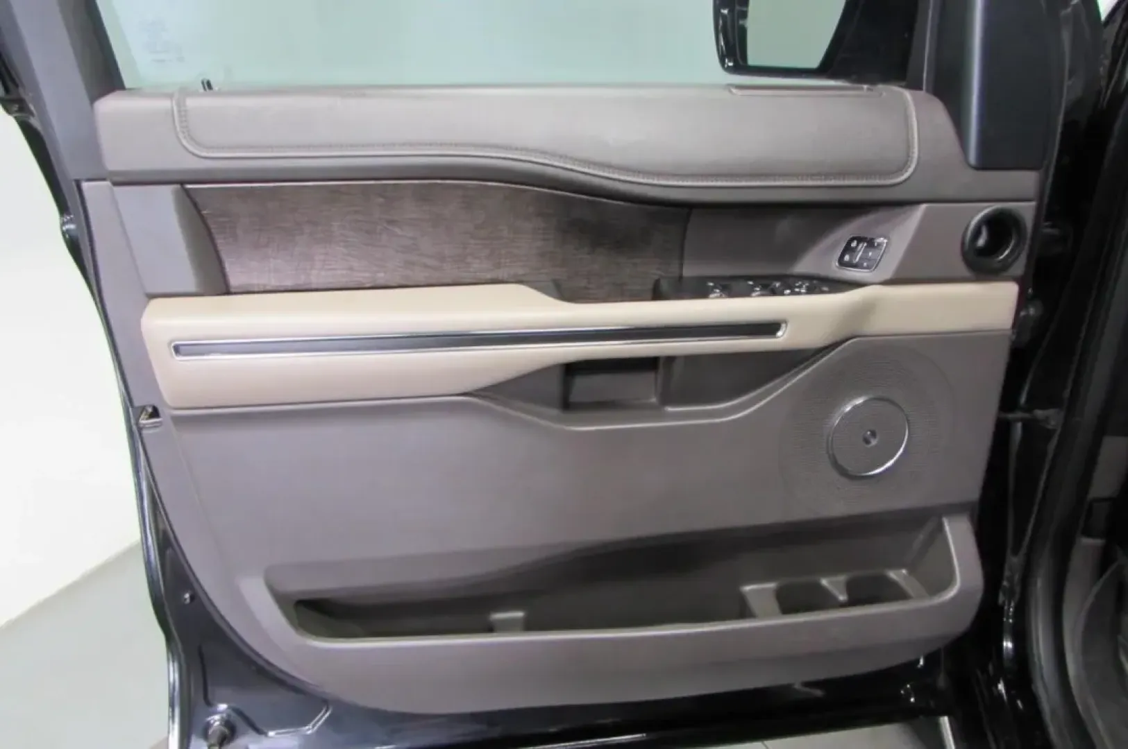 2020 /Medium Stone Leather Ford Expedition Max Limited (1FMJK2AT9LE) with an Other engine, Automatic transmission, located at 12830 Highway 21, De Soto, MO, 63020, (636) 337-7777, 38.153099, -90.573624 - **Discover Adventure and Comfort with the 2020 Ford Expedition Max Limited at Pettus CDJR DeSoto**<br /> <br /> Are you ready to elevate your family road trips, weekend adventures, or daily commutes? Look no further than this stunning 2020 Ford Expedition Max Limited, available now at Pettus CDJR De - Photo#11
