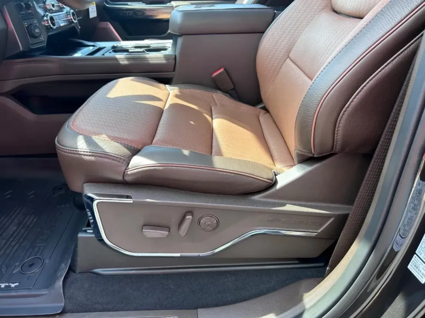 2025 /Java Leather Ford F-450SD King Ranch DRW (1FT8W4DM6SE) with an 6.7L Turbocharged engine, Automatic transmission, located at 141 Commercial Dr, Fredericktown, MO, 63645, (573) 783-6432, 37.570087, -90.320648 - **Unleash Your Adventurous Side with the 2025 Ford F-450SD King Ranch DRW** <br /> <br /> Are you ready to elevate your weekend getaways or tackle tough job sites with style and power? The 2025 Ford F-450SD King Ranch DRW is not just a truck; it's a lifestyle statement, perfect for those seeking ad - Photo#20