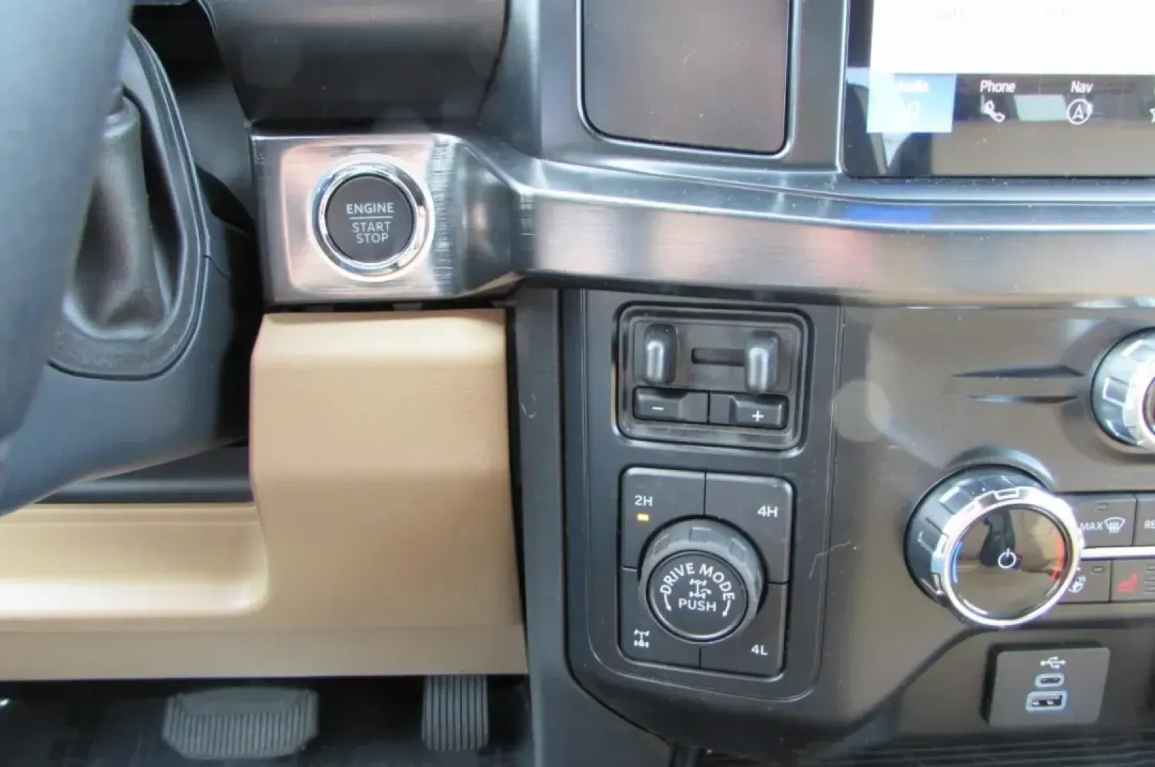 2024 Ford F-250SD Lariat (1FT8W2BM4RE) with an 6.7L Turbocharged engine, located at 12836 Highway 21, De Soto, MO, 63020, (636) 337-7777, 38.151867, -90.575615 - **Unleash Adventure with the 2024 Ford F-250SD Lariat Your Ultimate Trucking Companion!**<br /> <br /> Are you ready to elevate your driving experience? The 2024 Ford F-250SD Lariat is here to redefine what it means to have a reliable, rugged truck that can handle everything from daily commuting to - Photo#22