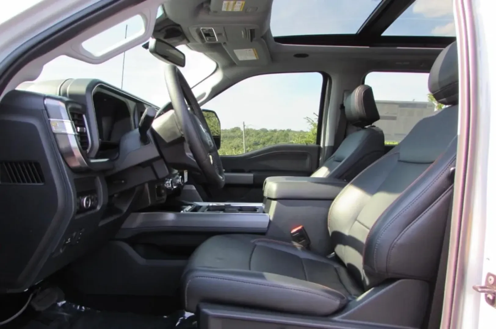 2025 /Black Onyx Ford F-250SD LARIAT (1FT8W2BTXSE) with an 6.7L Turbocharged engine, 6A transmission, located at 12836 Highway 21, De Soto, MO, 63020, (636) 337-7777, 38.151867, -90.575615 - Discover Your Next Adventure with the 2025 Ford F-250SD LARIAT at Pettus Ford De Soto!<br /> <br /> Are you a weekend warrior or someone who thrives on outdoor adventures? If so, the 2025 Ford F-250SD LARIAT is your ticket to unparalleled freedom and capability. This rugged truck is designed for tho - Photo#48