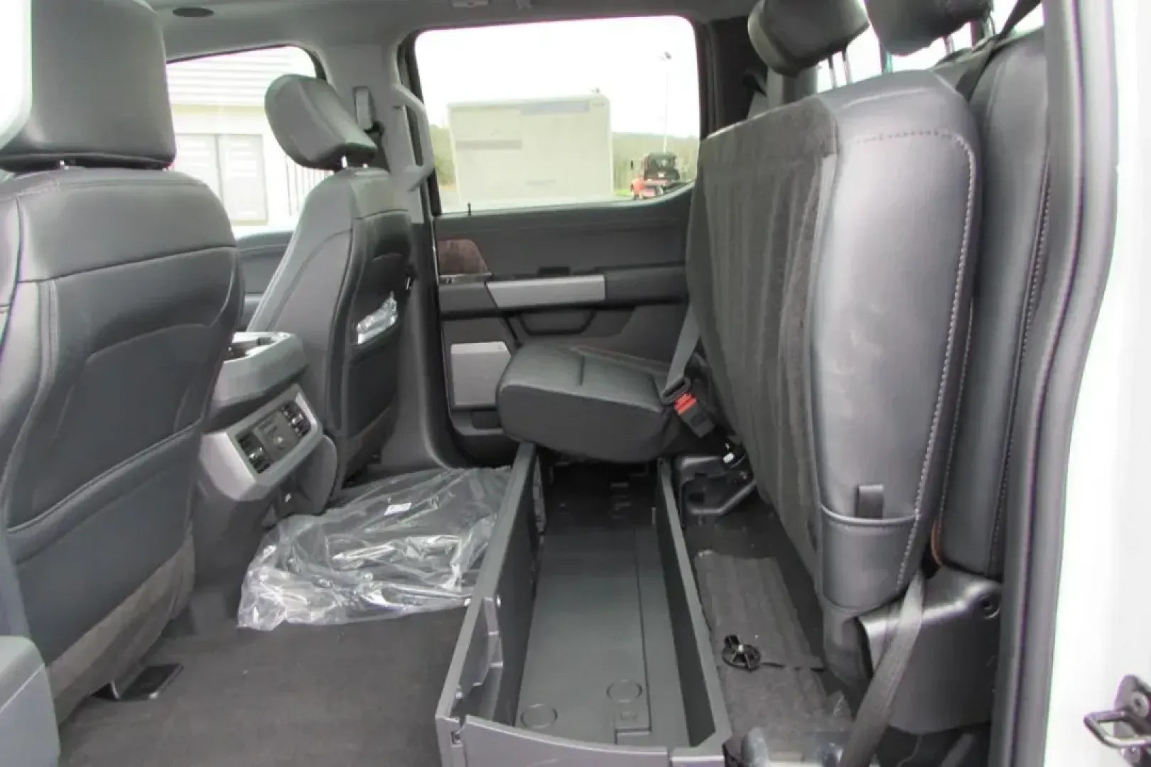 2025 /Black Onyx Ford F-250SD LARIAT (1FT8W2BTXSE) with an 6.7L Turbocharged engine, 6A transmission, located at 12836 Highway 21, De Soto, MO, 63020, (636) 337-7777, 38.151867, -90.575615 - Discover Your Next Adventure with the 2025 Ford F-250SD LARIAT at Pettus Ford De Soto!<br /> <br /> Are you a weekend warrior or someone who thrives on outdoor adventures? If so, the 2025 Ford F-250SD LARIAT is your ticket to unparalleled freedom and capability. This rugged truck is designed for tho - Photo#30