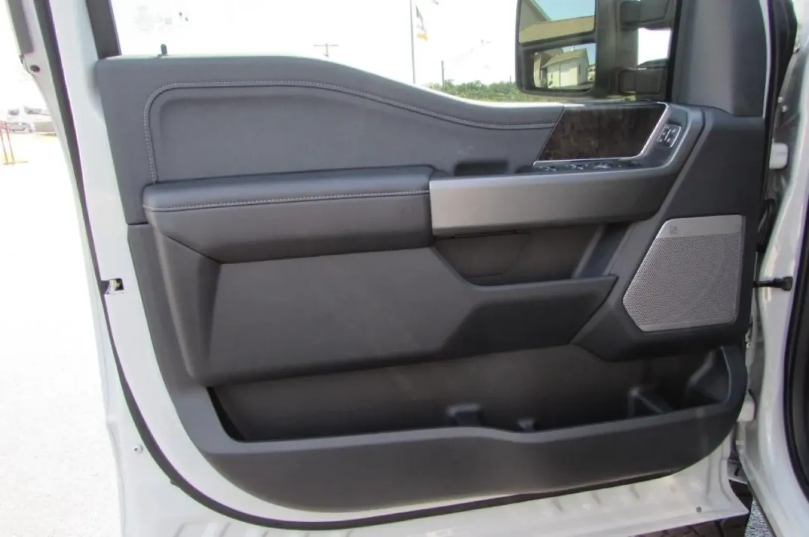 2025 /Black Onyx Ford F-250SD LARIAT (1FT8W2BTXSE) with an 6.7L Turbocharged engine, 6A transmission, located at 12836 Highway 21, De Soto, MO, 63020, (636) 337-7777, 38.151867, -90.575615 - Discover Your Next Adventure with the 2025 Ford F-250SD LARIAT at Pettus Ford De Soto!<br /> <br /> Are you a weekend warrior or someone who thrives on outdoor adventures? If so, the 2025 Ford F-250SD LARIAT is your ticket to unparalleled freedom and capability. This rugged truck is designed for tho - Photo#47