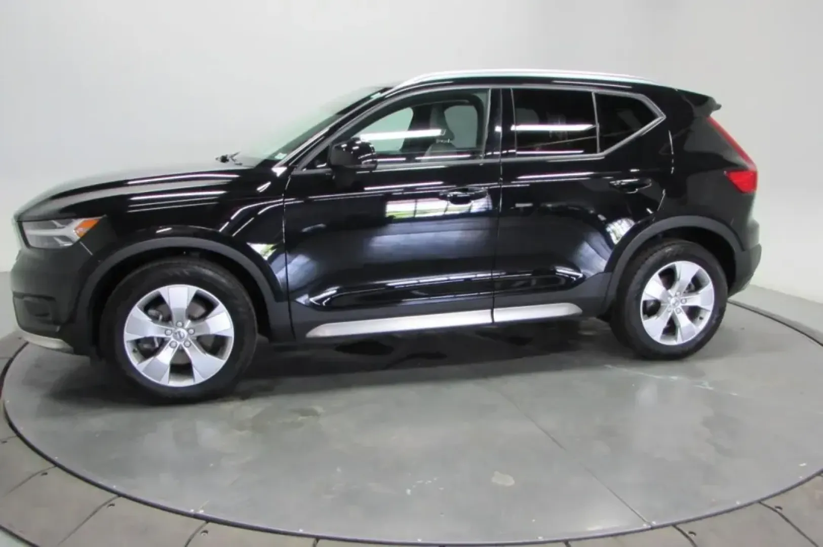 2021 /Blonde Leather Volvo XC40 Momentum (YV4162UK5M2) with an Other engine, Automatic transmission, located at 12830 Highway 21, De Soto, MO, 63020, (636) 337-7777, 38.153099, -90.573624 - Experience the thrill of adventure and sophistication with this stunning 2021 Volvo XC40 Momentum, perfectly tailored for both urban commutes and weekend escapades. With its sleek black stone exterior and luxurious blonde leather interior, this SUV not only stands out visually but is also built to e - Photo#4
