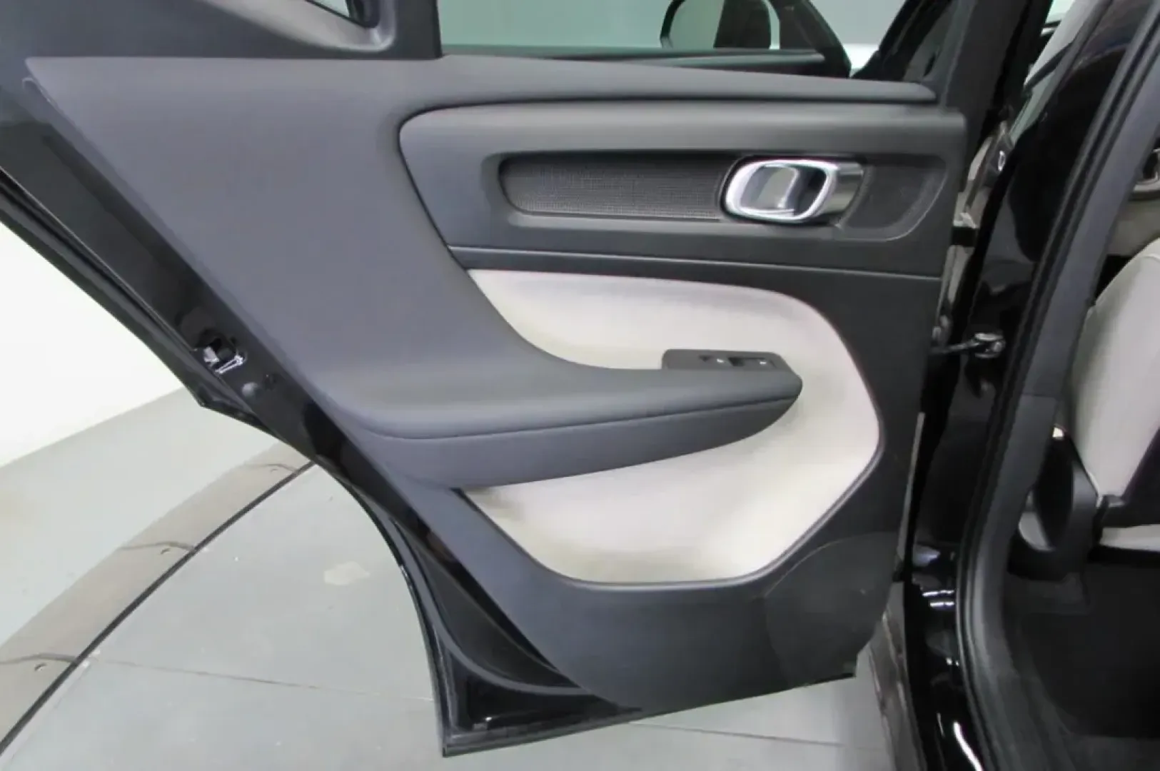 2021 /Blonde Leather Volvo XC40 Momentum (YV4162UK5M2) with an Other engine, Automatic transmission, located at 12830 Highway 21, De Soto, MO, 63020, (636) 337-7777, 38.153099, -90.573624 - Experience the thrill of adventure and sophistication with this stunning 2021 Volvo XC40 Momentum, perfectly tailored for both urban commutes and weekend escapades. With its sleek black stone exterior and luxurious blonde leather interior, this SUV not only stands out visually but is also built to e - Photo#22