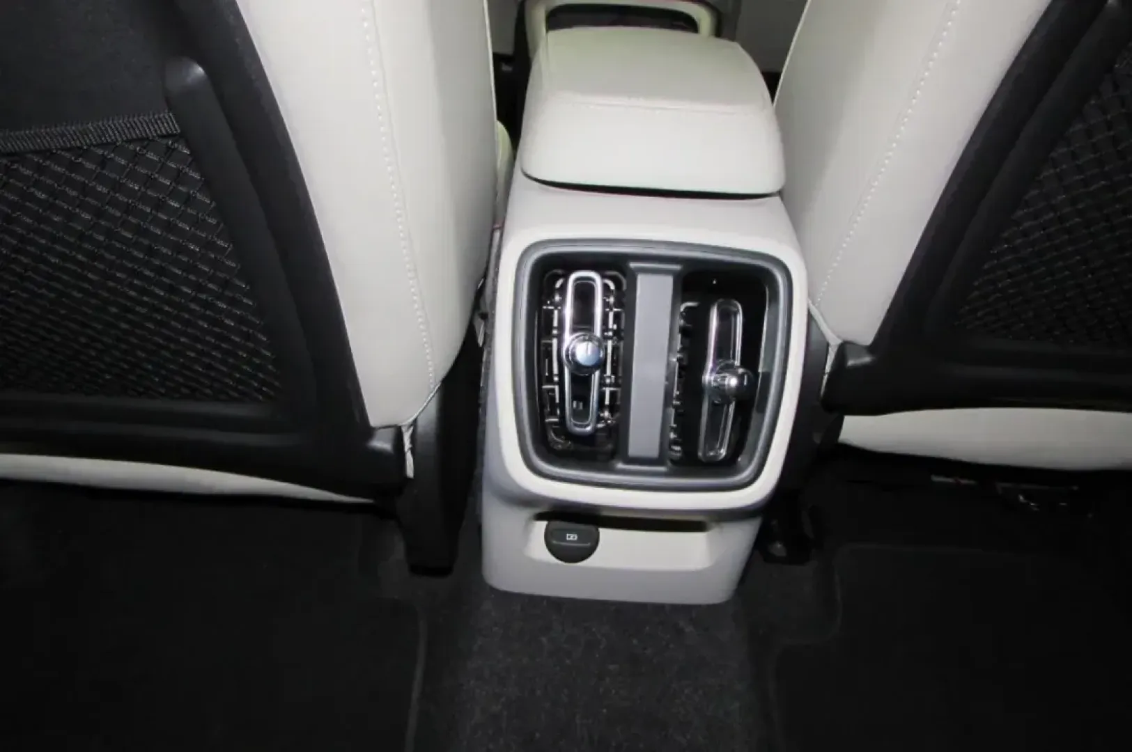 2021 /Blonde Leather Volvo XC40 Momentum (YV4162UK5M2) with an Other engine, Automatic transmission, located at 12830 Highway 21, De Soto, MO, 63020, (636) 337-7777, 38.153099, -90.573624 - Experience the thrill of adventure and sophistication with this stunning 2021 Volvo XC40 Momentum, perfectly tailored for both urban commutes and weekend escapades. With its sleek black stone exterior and luxurious blonde leather interior, this SUV not only stands out visually but is also built to e - Photo#24