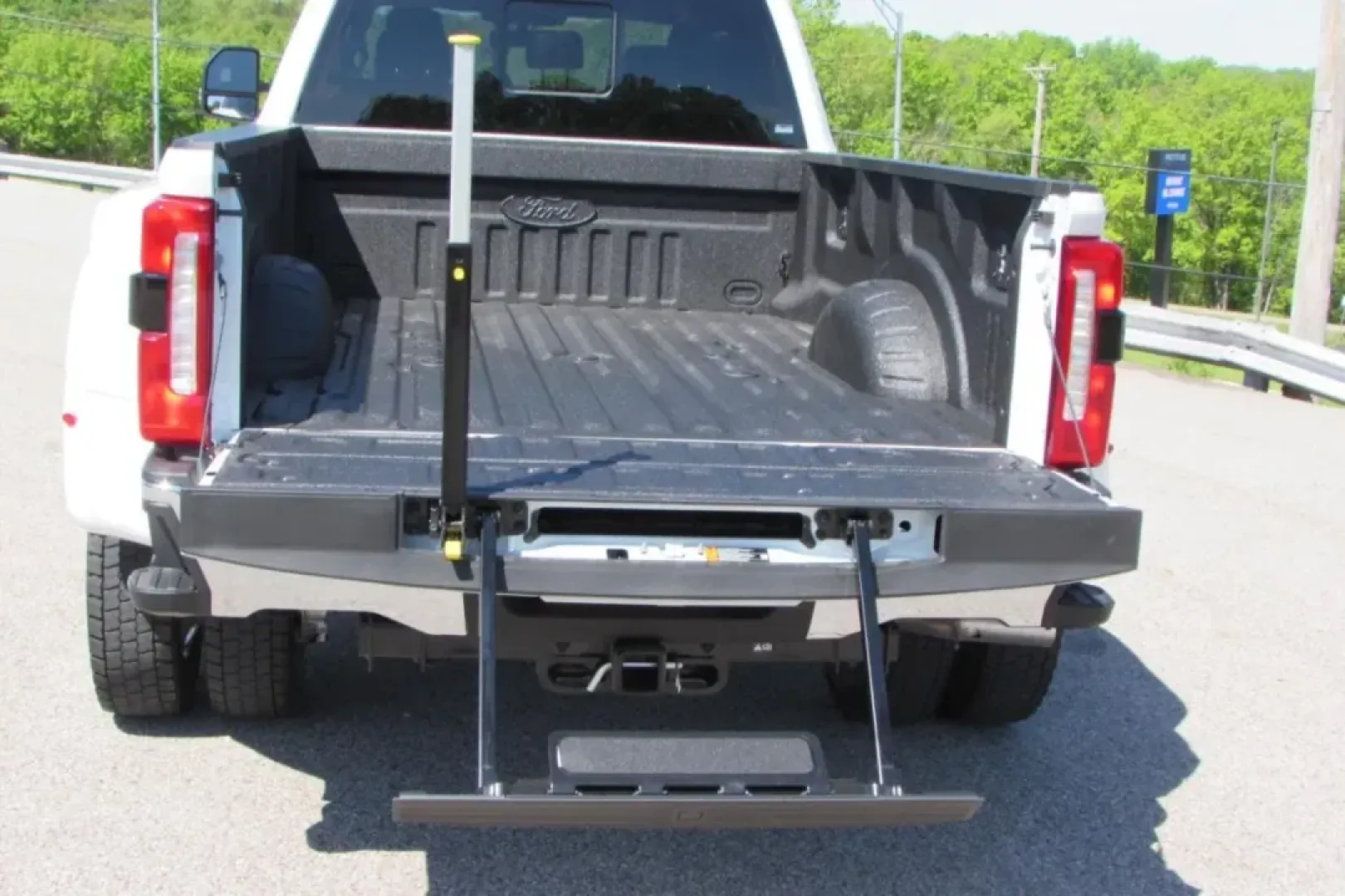 2025 /Black Onyx Leather Trimmed Ford F-450SD Lariat DRW (1FT8W4DM1SE) with an 6.7L Turbocharged engine, Automatic transmission, located at 12836 Highway 21, De Soto, MO, 63020, (636) 337-7777, 38.151867, -90.575615 - Are you ready to elevate your lifestyle with a powerful truck that can handle any challenge? The 2025 Ford F-450SD Lariat DRW is built for those who demand excellence, whether you're conquering off-road adventures, towing heavy loads for work, or simply enjoying weekend getaways with family and frie - Photo#15