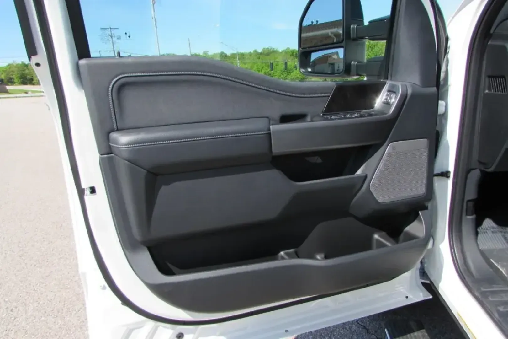 2025 /Black Onyx Leather Trimmed Ford F-450SD Lariat DRW (1FT8W4DM1SE) with an 6.7L Turbocharged engine, Automatic transmission, located at 12836 Highway 21, De Soto, MO, 63020, (636) 337-7777, 38.151867, -90.575615 - Are you ready to elevate your lifestyle with a powerful truck that can handle any challenge? The 2025 Ford F-450SD Lariat DRW is built for those who demand excellence, whether you're conquering off-road adventures, towing heavy loads for work, or simply enjoying weekend getaways with family and frie - Photo#16