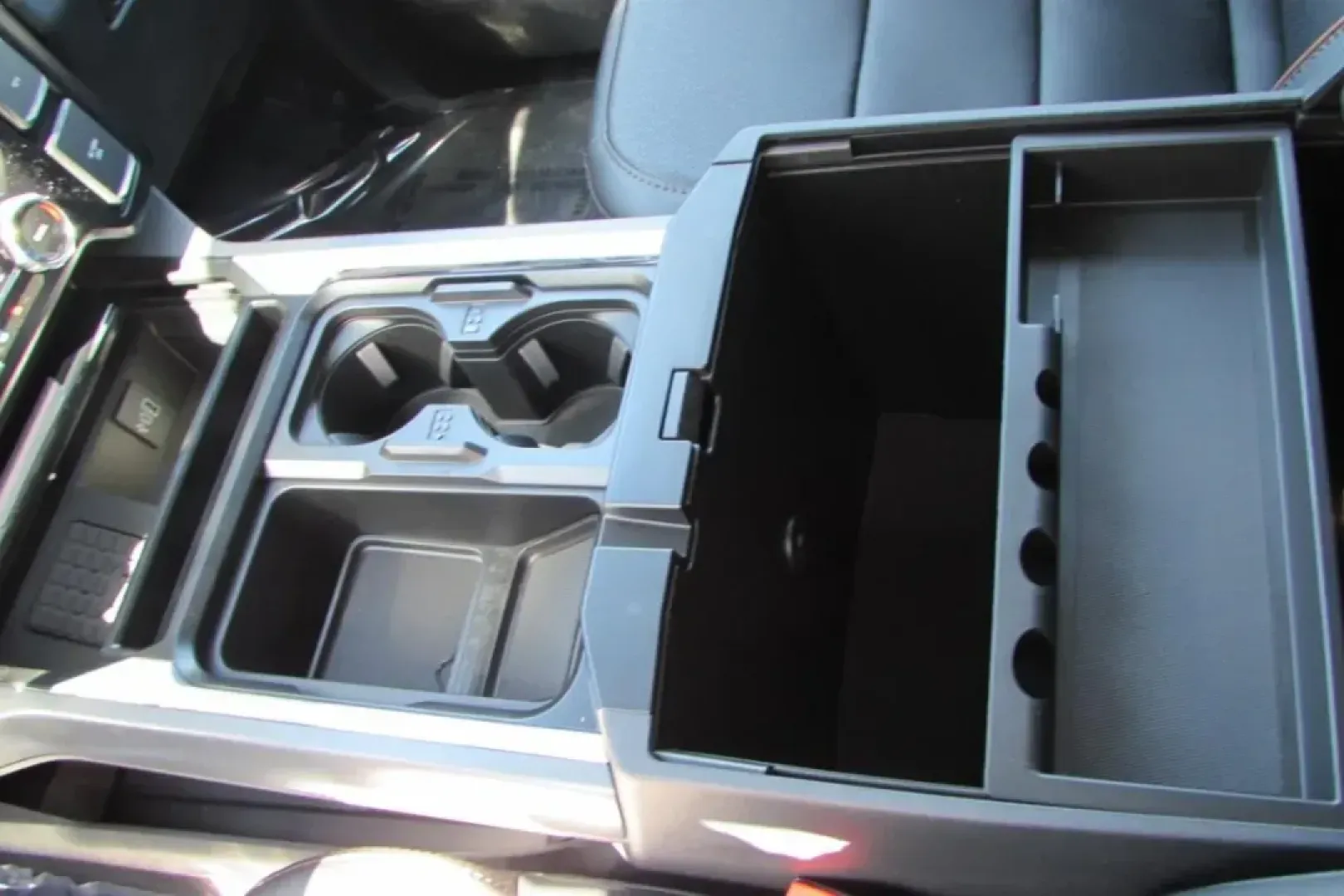 2025 /Black Onyx Leather Trimmed Ford F-450SD Lariat DRW (1FT8W4DM1SE) with an 6.7L Turbocharged engine, Automatic transmission, located at 12836 Highway 21, De Soto, MO, 63020, (636) 337-7777, 38.151867, -90.575615 - Are you ready to elevate your lifestyle with a powerful truck that can handle any challenge? The 2025 Ford F-450SD Lariat DRW is built for those who demand excellence, whether you're conquering off-road adventures, towing heavy loads for work, or simply enjoying weekend getaways with family and frie - Photo#27