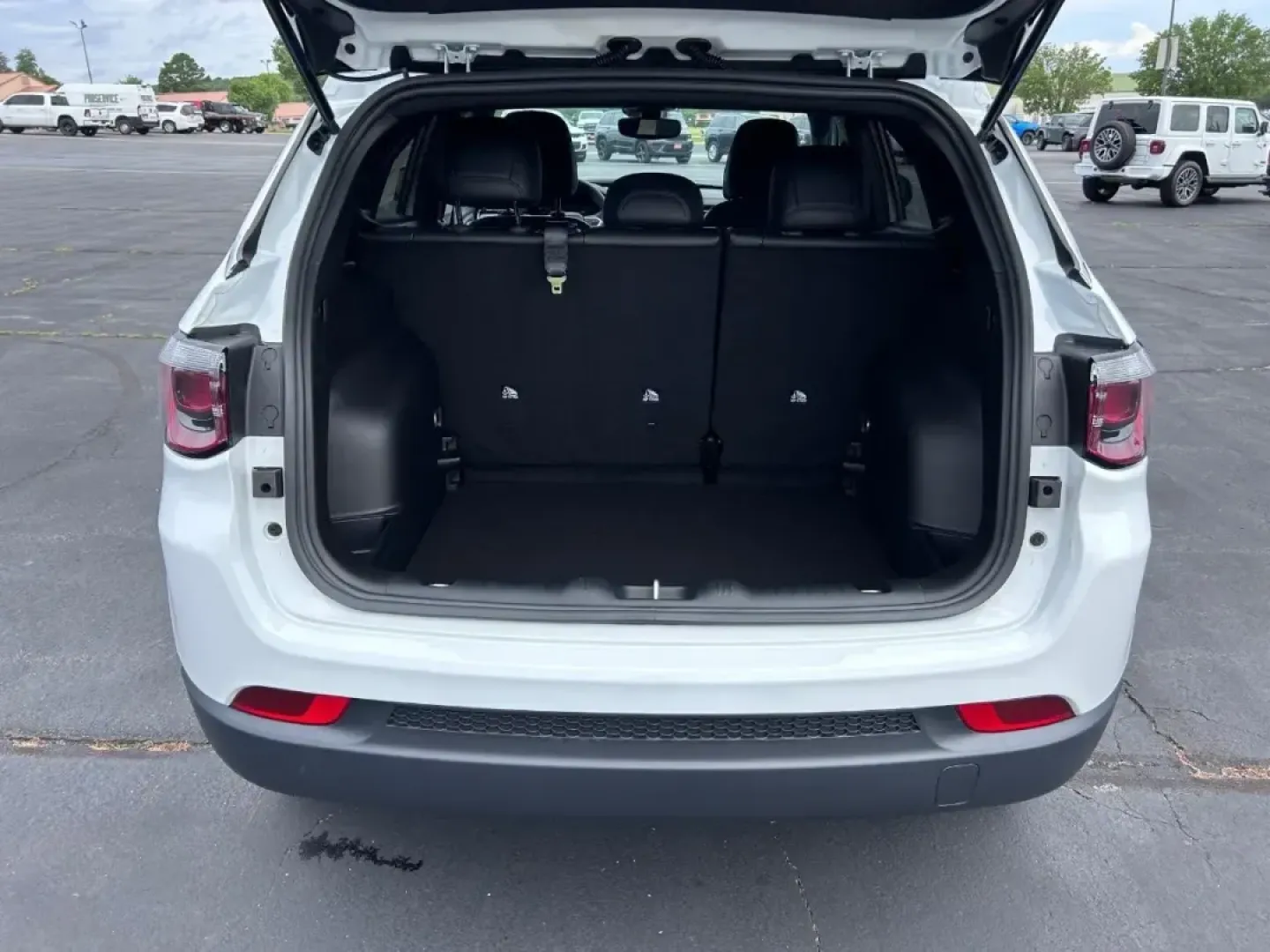 2025 /Black Leather Trimmed Jeep Compass Latitude (3C4NJDBN7ST) with an 2.0L I4 DOHC DI Turbo engine, Automatic transmission, located at 970 Woodlawn Dr., Farmington, MO, 63640, (573) 431-7800, 37.825642, -90.468674 - ### Discover Adventure with the 2025 Jeep Compass Latitude at Pettus CDJR Farmington<br /> <br /> Are you ready to elevate your weekend adventures or conquer your daily commute? Look no further than the 2025 Jeep Compass Latitude, a perfect blend of style, comfort, and performance. This exceptional - Photo#4