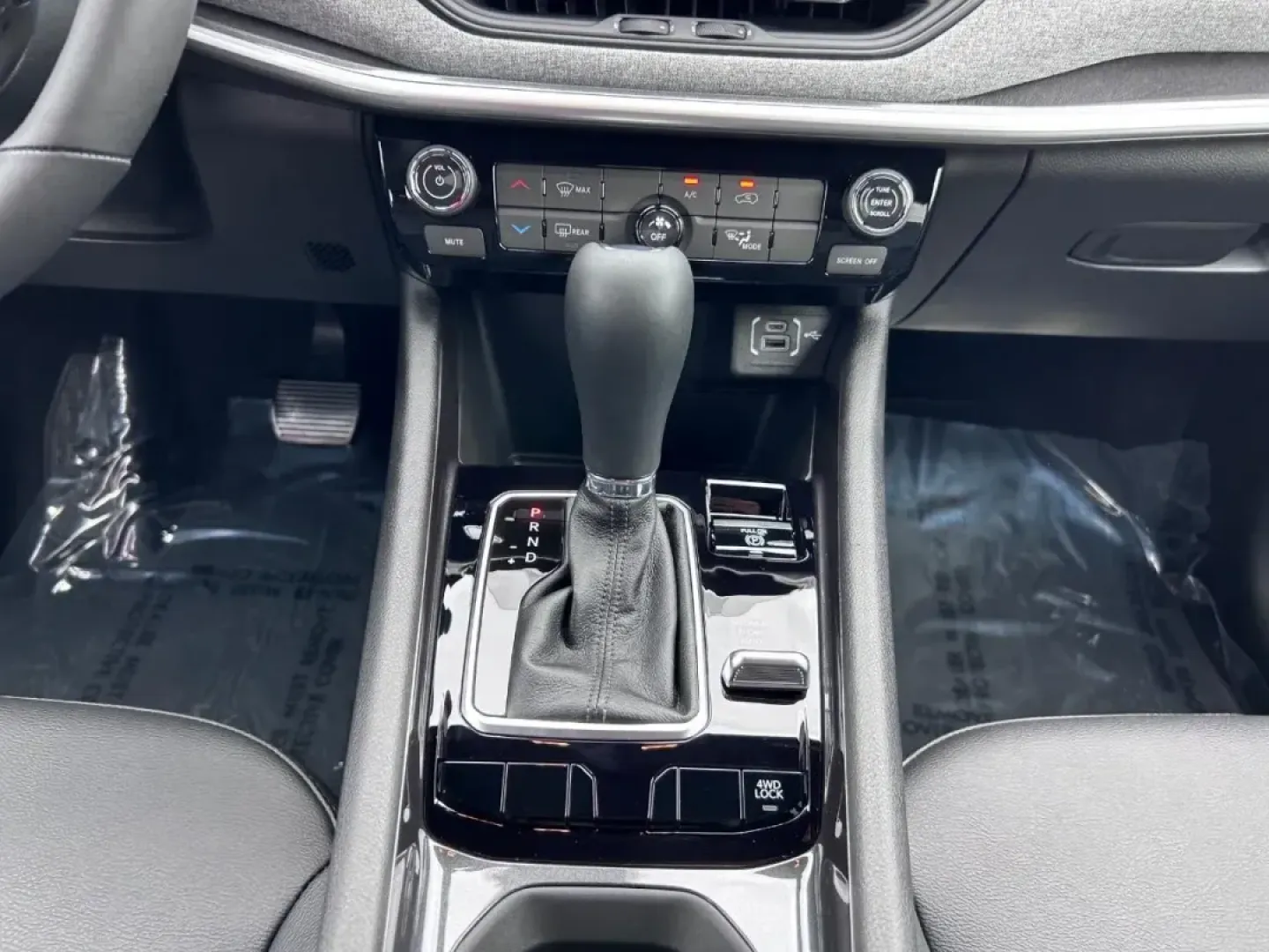 2025 /Black Leather Trimmed Jeep Compass Latitude (3C4NJDBN7ST) with an 2.0L I4 DOHC DI Turbo engine, Automatic transmission, located at 970 Woodlawn Dr., Farmington, MO, 63640, (573) 431-7800, 37.825642, -90.468674 - ### Discover Adventure with the 2025 Jeep Compass Latitude at Pettus CDJR Farmington<br /> <br /> Are you ready to elevate your weekend adventures or conquer your daily commute? Look no further than the 2025 Jeep Compass Latitude, a perfect blend of style, comfort, and performance. This exceptional - Photo#15