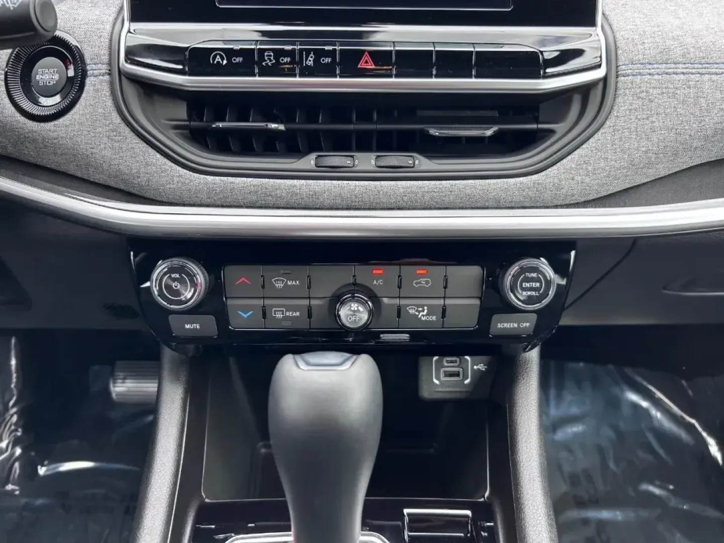 2025 /Black Leather Trimmed Jeep Compass Latitude (3C4NJDBNXST) with an 2.0L I4 DOHC DI Turbo engine, Automatic transmission, located at 970 Woodlawn Dr., Farmington, MO, 63640, (573) 431-7800, 37.825642, -90.468674 - **Discover Adventure Behind the Wheel of the 2025 Jeep Compass Latitude at Pettus CDJR Farmington!**<br /> <br /> Are you ready to elevate your driving experience and embrace the adventurous lifestyle you've always dreamed of? Look no further! The 2025 Jeep Compass Latitude, with its stunning Bright - Photo#14