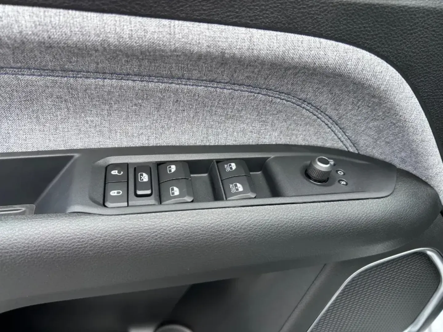 2025 /Black Leather Trimmed Jeep Compass Latitude (3C4NJDBNXST) with an 2.0L I4 DOHC DI Turbo engine, Automatic transmission, located at 970 Woodlawn Dr., Farmington, MO, 63640, (573) 431-7800, 37.825642, -90.468674 - **Discover Adventure Behind the Wheel of the 2025 Jeep Compass Latitude at Pettus CDJR Farmington!**<br /> <br /> Are you ready to elevate your driving experience and embrace the adventurous lifestyle you've always dreamed of? Look no further! The 2025 Jeep Compass Latitude, with its stunning Bright - Photo#17
