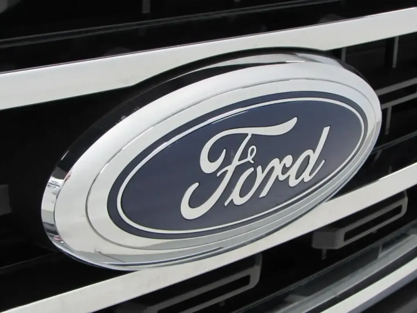 2023 /Medium Dark Slate Ford F-150 XLT (1FTEX1EP3PK) with an 2.7L V6 DOHC 24V engine, Automatic transmission, located at 12836 Highway 21, De Soto, MO, 63020, (636) 337-7777, 38.151867, -90.575615 - Whether your weekends revolve around towing a boat to the lake, hauling supplies for a home project, or packing up the family for a road trip down I55, the 2023 Ford F150 is the kind of truck that fits real Missouri life. This GRAY MET F150 blends everyday comfort with true work-ready capability, ma - Photo#35