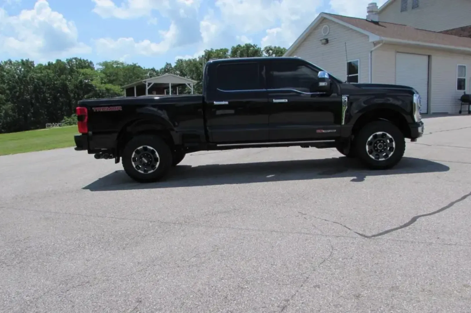 2024 /Black Onyx/Carmelo Leather Ford F-350SD Platinum (1FT8W3BM0RE) with an Other engine, located at 12836 Highway 21, De Soto, MO, 63020, (636) 337-7777, 38.151867, -90.575615 - **Unleash Your Adventurous Spirit with This 2024 Ford F-350SD Platinum at Pettus Ford De Soto!**<br /> <br /> Are you ready to take your weekends to the next level? Imagine conquering off-road trails, hauling your camping gear, and bringing your family along for the ride in style and comfort. This 2 - Photo#7