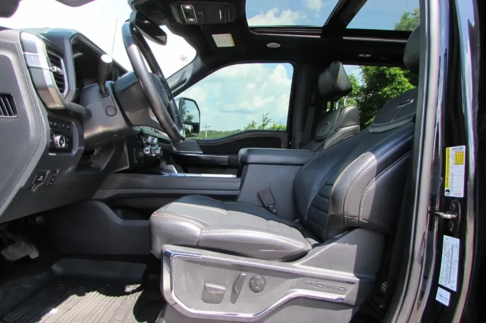 2024 /Black Onyx/Carmelo Leather Ford F-350SD Platinum (1FT8W3BM0RE) with an Other engine, located at 12836 Highway 21, De Soto, MO, 63020, (636) 337-7777, 38.151867, -90.575615 - **Unleash Your Adventurous Spirit with This 2024 Ford F-350SD Platinum at Pettus Ford De Soto!**<br /> <br /> Are you ready to take your weekends to the next level? Imagine conquering off-road trails, hauling your camping gear, and bringing your family along for the ride in style and comfort. This 2 - Photo#17