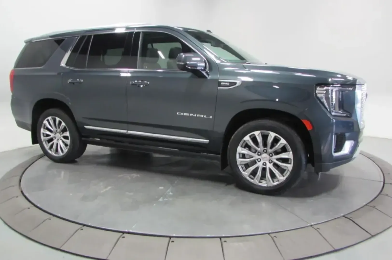 2022 /Dark Walnut/Very Dark Ash Gray GMC Yukon Denali (1GKS2DKL8NR) with an Other engine, located at 12830 Highway 21, De Soto, MO, 63020, (636) 337-7777, 38.153099, -90.573624 - **Discover the Ultimate Family Adventure with the 2022 GMC Yukon Denali at Pettus CDJR DeSoto!**<br /> <br /> Are you in search of a vehicle that seamlessly blends luxury, comfort, and performance for your family adventures? Look no further than this stunning 2022 GMC Yukon Denali, available now at - Photo#3