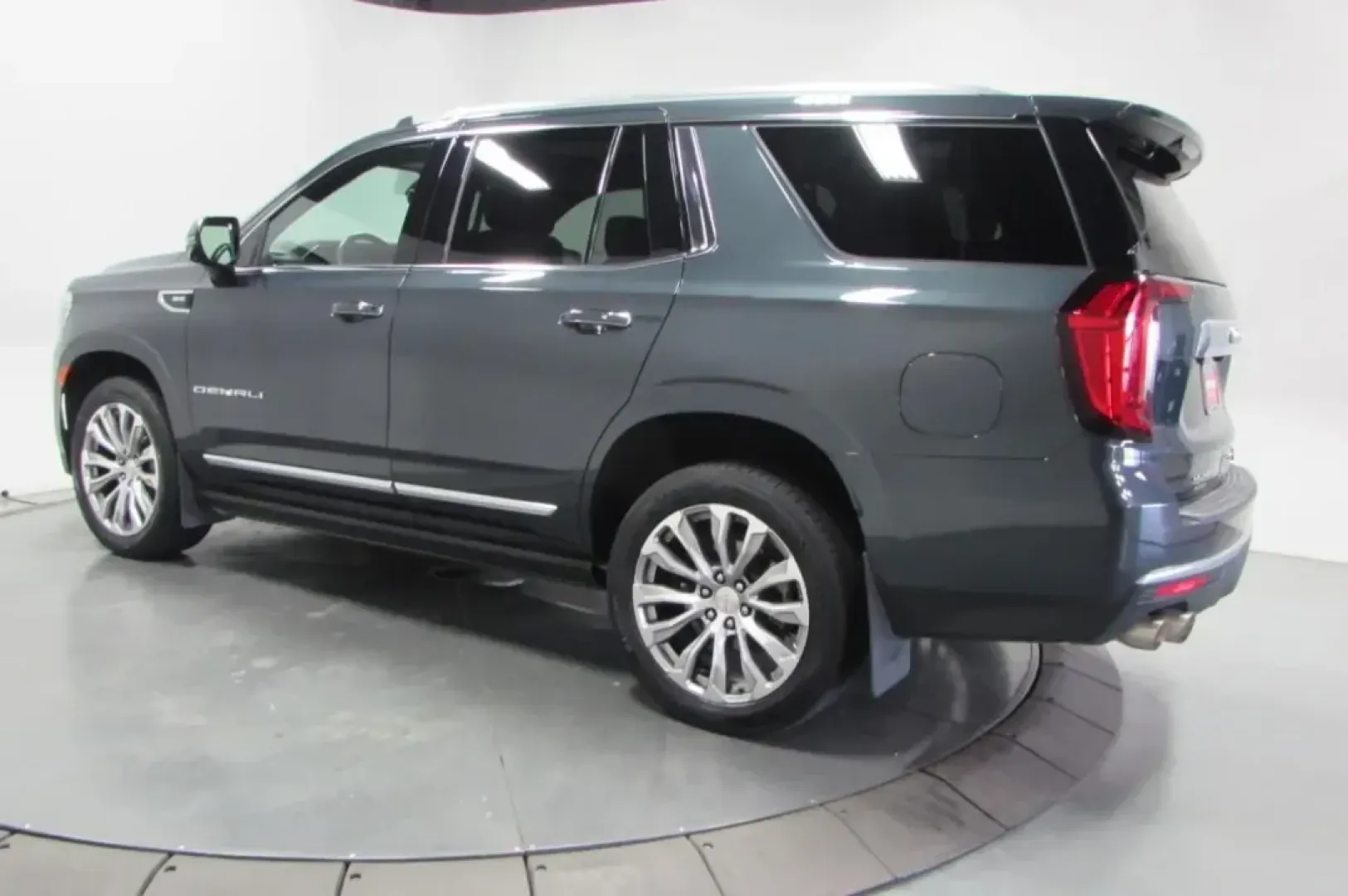 2022 /Dark Walnut/Very Dark Ash Gray GMC Yukon Denali (1GKS2DKL8NR) with an Other engine, located at 12830 Highway 21, De Soto, MO, 63020, (636) 337-7777, 38.153099, -90.573624 - **Discover the Ultimate Family Adventure with the 2022 GMC Yukon Denali at Pettus CDJR DeSoto!**<br /> <br /> Are you in search of a vehicle that seamlessly blends luxury, comfort, and performance for your family adventures? Look no further than this stunning 2022 GMC Yukon Denali, available now at - Photo#4
