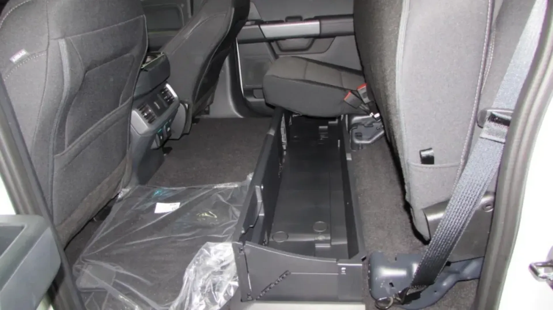 2025 /Black Cloth Ford F-150 XLT (1FTEW3LP1SF) with an 2.7L V6 EcoBoost engine, located at 12836 Highway 21, De Soto, MO, 63020, (636) 337-7777, 38.151867, -90.575615 - Unlock the ultimate driving experience with the stunning 2025 Ford F-150 XLT, now available at Pettus Ford De Soto! Whether you're looking for a dependable truck for your daily commute or a rugged companion for weekend adventures, this versatile vehicle is designed to elevate your lifestyle. With on - Photo#26
