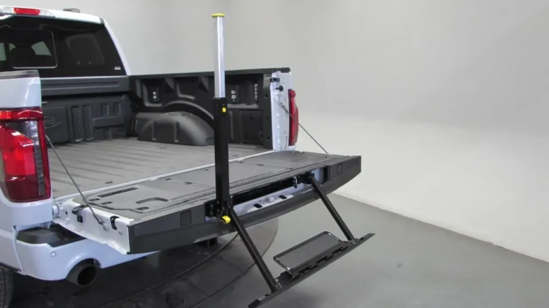 2025 /Black Cloth Ford F-150 XLT (1FTEW3LP1SF) with an 2.7L V6 EcoBoost engine, located at 12836 Highway 21, De Soto, MO, 63020, (636) 337-7777, 38.151867, -90.575615 - Unlock the ultimate driving experience with the stunning 2025 Ford F-150 XLT, now available at Pettus Ford De Soto! Whether you're looking for a dependable truck for your daily commute or a rugged companion for weekend adventures, this versatile vehicle is designed to elevate your lifestyle. With on - Photo#30