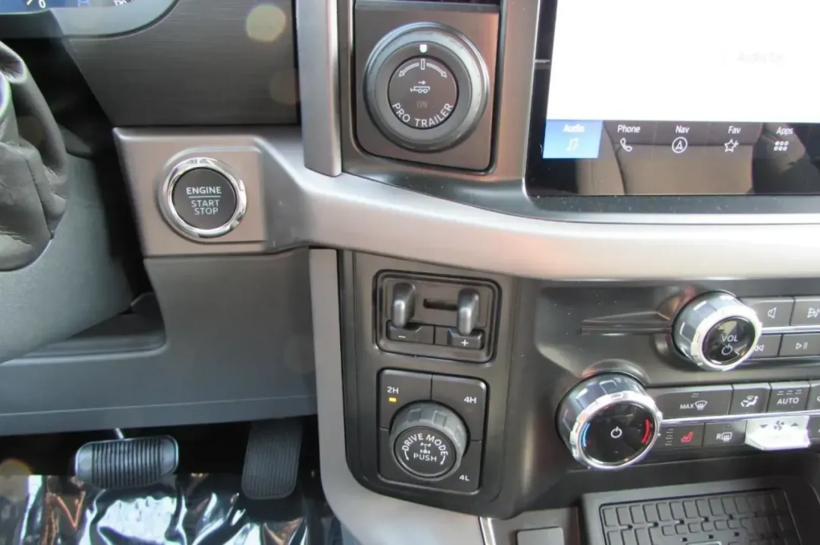 2024 Ford F-150 XLT (1FTFW3L80RK) with an 3.5L V6 Turbocharged engine, located at 12836 Highway 21, De Soto, MO, 63020, (636) 337-7777, 38.151867, -90.575615 - **Discover the Ultimate Truck for Adventure: 2024 Ford F-150 XLT at Pettus Ford De Soto**<br /> <br /> Are you ready to elevate your daily drive or weekend excursions? Imagine tackling the rugged trails or cruising through the city with confidence in a powerful truck that embodies both strength and - Photo#22