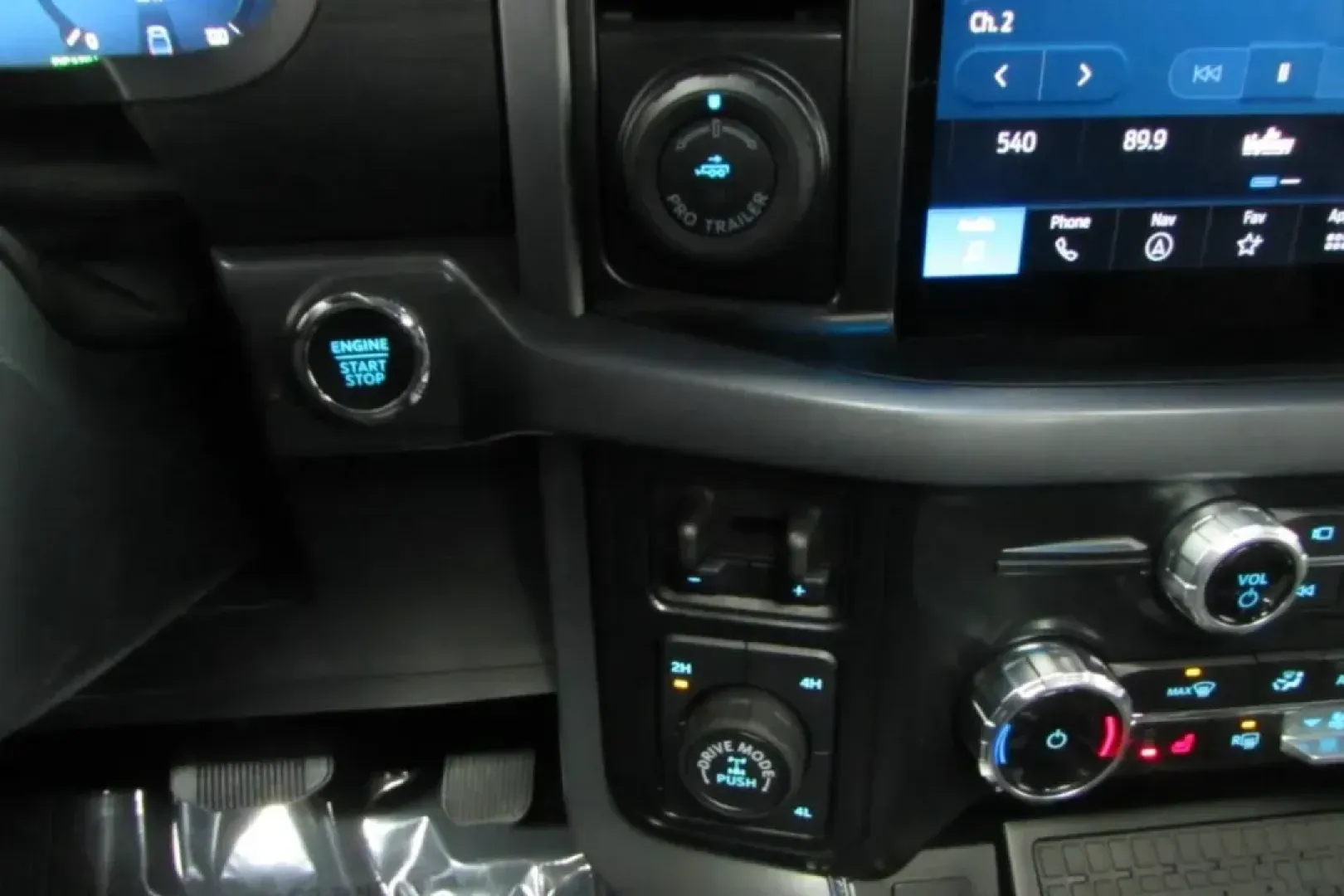 2025 Ford F-150 XLT (1FTFW3LDXSF) with an 3.5L V6 Turbocharged engine, located at 12836 Highway 21, De Soto, MO, 63020, (636) 337-7777, 38.151867, -90.575615 - Looking for a versatile vehicle that seamlessly blends style with practicality? Whether you're a weekend warrior heading out for adventures, a growing family needing extra space, or a hardworking professional looking for reliability, the 2025 Ford F-150 XLT is the perfect fit for your lifestyle. Thi - Photo#20