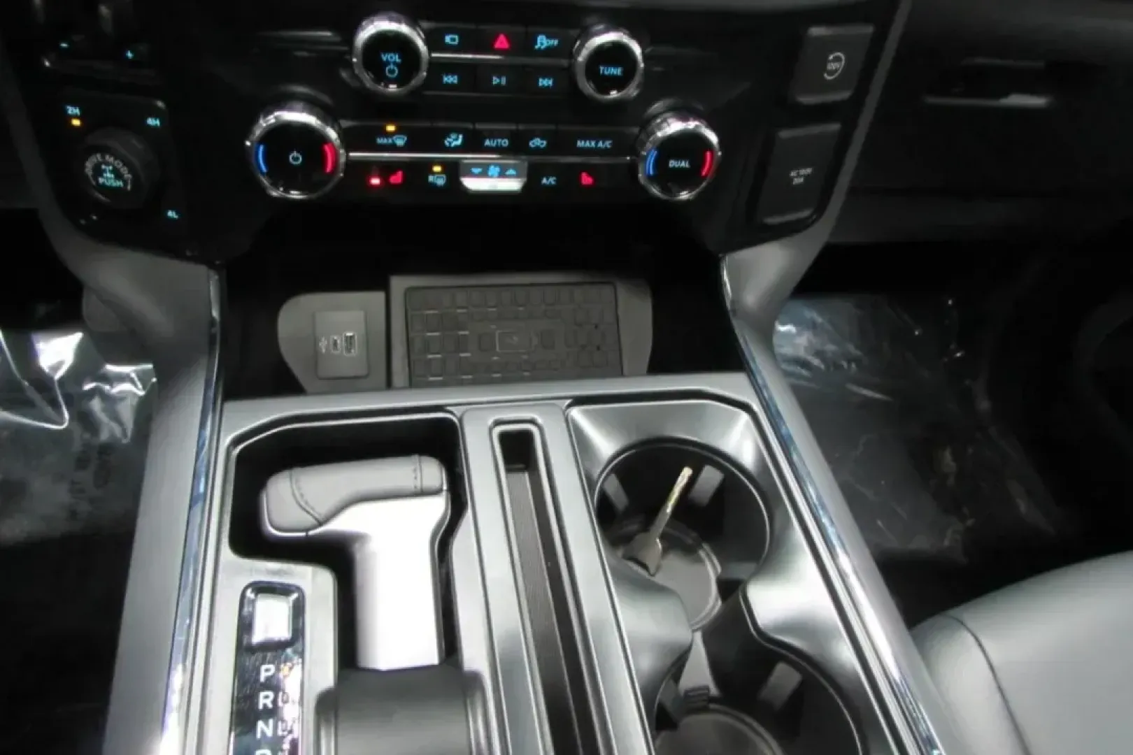 2025 Ford F-150 XLT (1FTFW3LDXSF) with an 3.5L V6 Turbocharged engine, located at 12836 Highway 21, De Soto, MO, 63020, (636) 337-7777, 38.151867, -90.575615 - Looking for a versatile vehicle that seamlessly blends style with practicality? Whether you're a weekend warrior heading out for adventures, a growing family needing extra space, or a hardworking professional looking for reliability, the 2025 Ford F-150 XLT is the perfect fit for your lifestyle. Thi - Photo#22