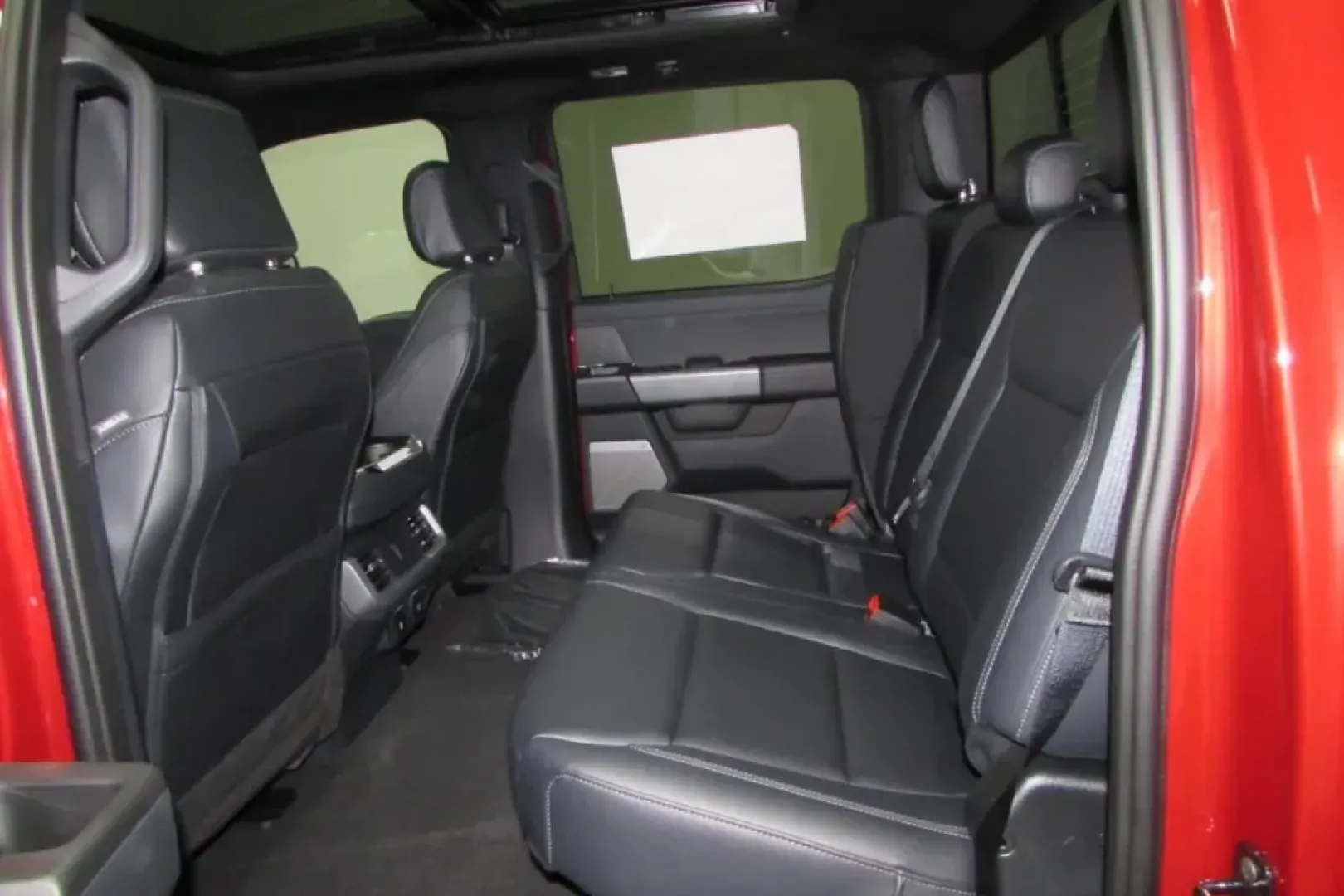 2025 Ford F-150 XLT (1FTFW3LDXSF) with an 3.5L V6 Turbocharged engine, located at 12836 Highway 21, De Soto, MO, 63020, (636) 337-7777, 38.151867, -90.575615 - Looking for a versatile vehicle that seamlessly blends style with practicality? Whether you're a weekend warrior heading out for adventures, a growing family needing extra space, or a hardworking professional looking for reliability, the 2025 Ford F-150 XLT is the perfect fit for your lifestyle. Thi - Photo#27