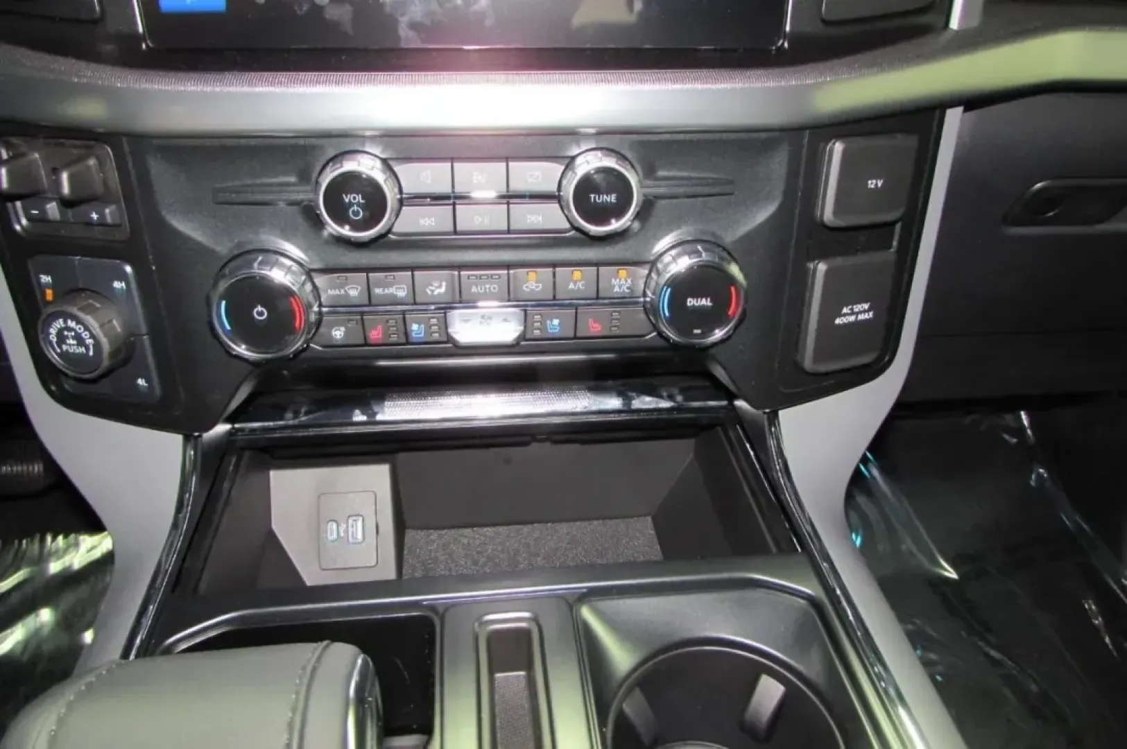 2024 Ford F-150 LARIAT (1FTFW5L81RK) with an 3.5L V6 Turbocharged engine, located at 12836 Highway 21, De Soto, MO, 63020, (636) 337-7777, 38.151867, -90.575615 - **Unleash Your Adventurous Spirit with the 2024 Ford F-150 LARIAT Perfect for Every Lifestyle!**<br /> <br /> Are you ready to elevate your weekends with the perfect blend of power, comfort, and technology? Look no further than the 2024 Ford F-150 LARIAT available at Pettus Ford De Soto, located at - Photo#22