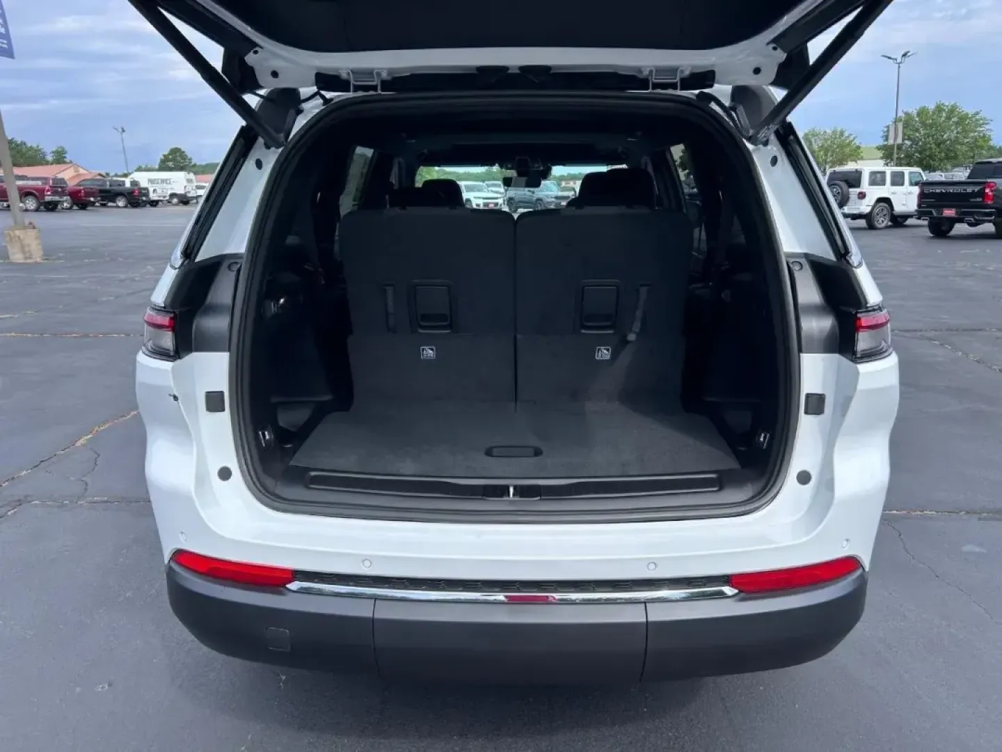 2025 /Global Black Leather Jeep Grand Cherokee Laredo (1C4RJKAGXS8) with an 3.6L V6 24V VVT UPG I engine, Automatic transmission, located at 970 Woodlawn Dr., Farmington, MO, 63640, (573) 431-7800, 37.825642, -90.468674 - **Discover Adventure and Comfort with the 2025 Jeep Grand Cherokee L at Pettus CDJR Farmington!**<br /> <br /> Are you in search of a vehicle that seamlessly blends adventure with everyday comfort? Look no further than the **2025 Jeep Grand Cherokee L**, the perfect SUV for families, adventure seeke - Photo#4