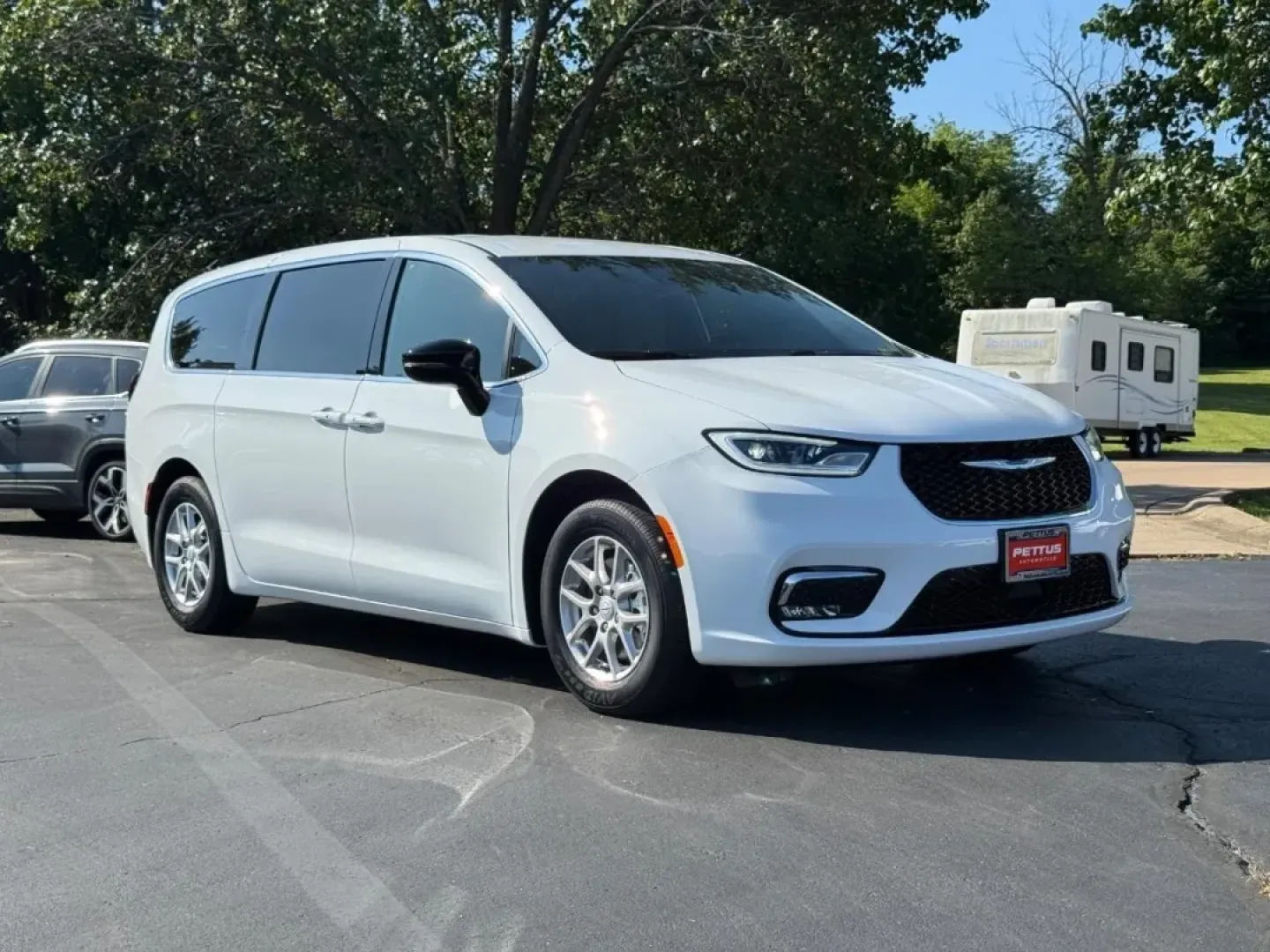 2025 /Black Leather Chrysler Pacifica Select (2C4RC1BG1SR) with an 3.6L V6 24V VVT UPG I engine, Automatic transmission, located at 970 Woodlawn Dr., Farmington, MO, 63640, (573) 431-7800, 37.825642, -90.468674 - **Explore Family Adventures in the 2025 Chrysler Pacifica at Pettus CDJR Farmington!**<br /> <br /> Are you ready to elevate your family outings and weekend getaways? Look no further than the stunning 2025 Chrysler Pacifica, the perfect minivan designed to cater to all your family's needs. With its - Photo#0