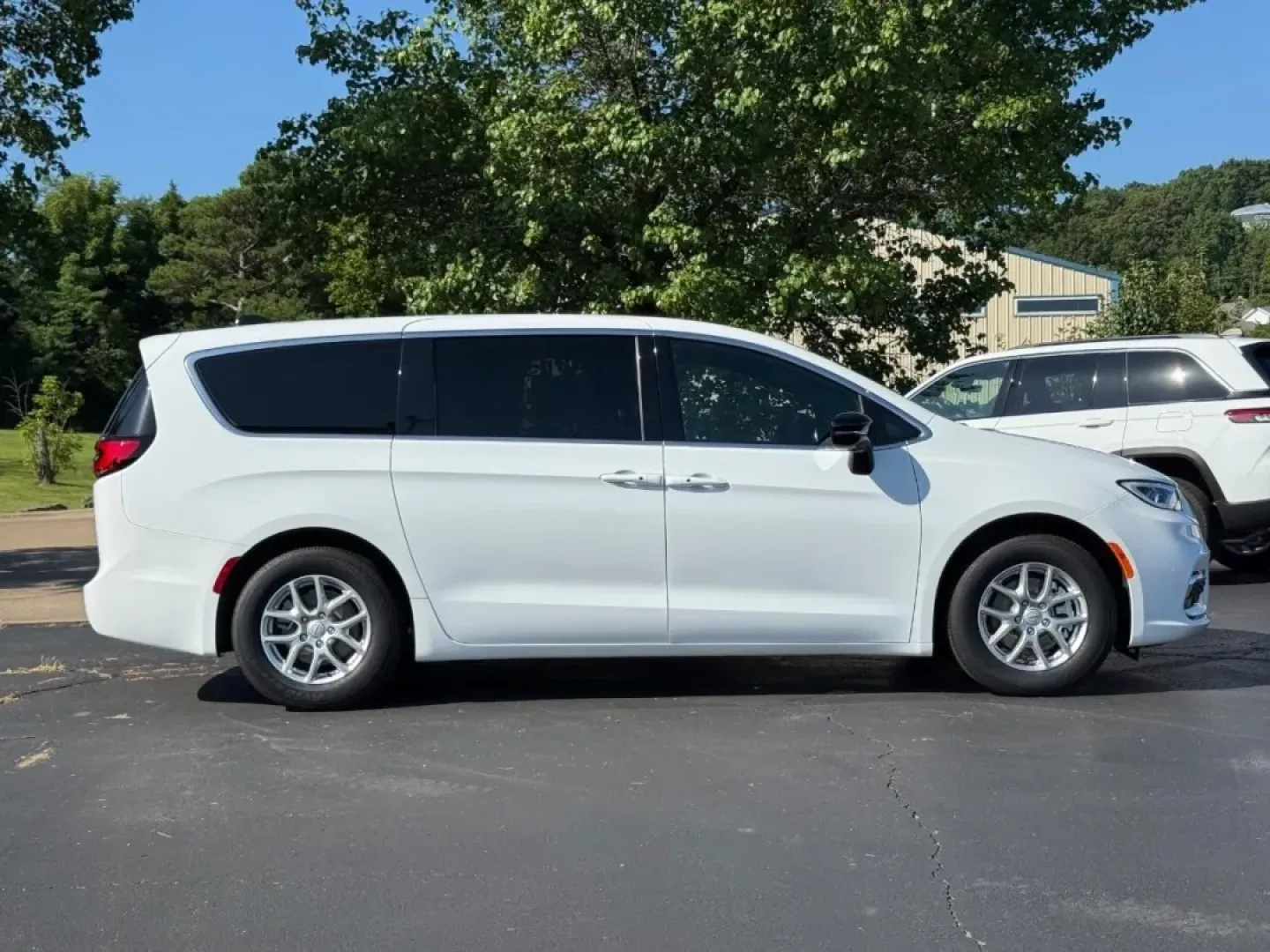 2025 /Black Leather Chrysler Pacifica Select (2C4RC1BG1SR) with an 3.6L V6 24V VVT UPG I engine, Automatic transmission, located at 970 Woodlawn Dr., Farmington, MO, 63640, (573) 431-7800, 37.825642, -90.468674 - **Explore Family Adventures in the 2025 Chrysler Pacifica at Pettus CDJR Farmington!**<br /> <br /> Are you ready to elevate your family outings and weekend getaways? Look no further than the stunning 2025 Chrysler Pacifica, the perfect minivan designed to cater to all your family's needs. With its - Photo#1