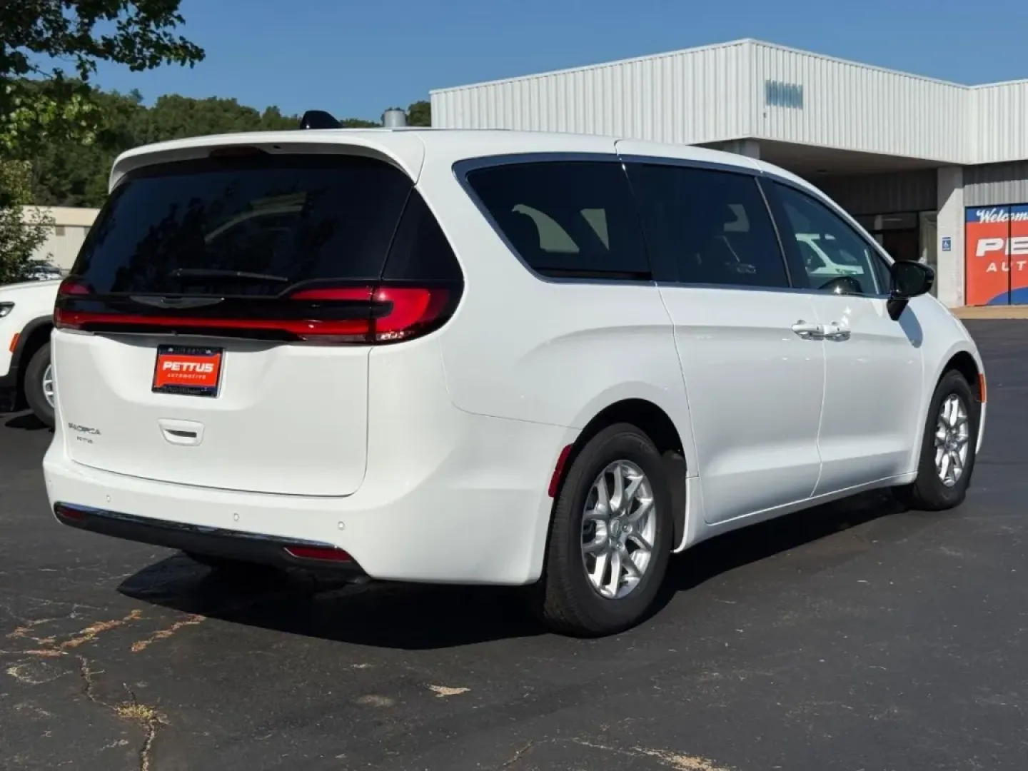 2025 /Black Leather Chrysler Pacifica Select (2C4RC1BG1SR) with an 3.6L V6 24V VVT UPG I engine, Automatic transmission, located at 970 Woodlawn Dr., Farmington, MO, 63640, (573) 431-7800, 37.825642, -90.468674 - **Explore Family Adventures in the 2025 Chrysler Pacifica at Pettus CDJR Farmington!**<br /> <br /> Are you ready to elevate your family outings and weekend getaways? Look no further than the stunning 2025 Chrysler Pacifica, the perfect minivan designed to cater to all your family's needs. With its - Photo#2
