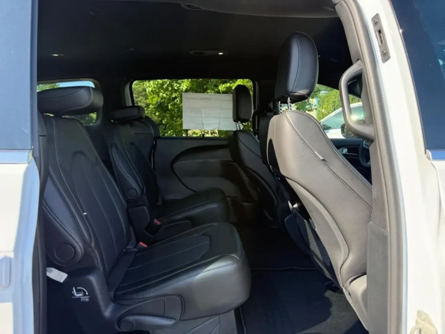 2025 /Black Leather Chrysler Pacifica Select (2C4RC1BG1SR) with an 3.6L V6 24V VVT UPG I engine, Automatic transmission, located at 970 Woodlawn Dr., Farmington, MO, 63640, (573) 431-7800, 37.825642, -90.468674 - **Explore Family Adventures in the 2025 Chrysler Pacifica at Pettus CDJR Farmington!**<br /> <br /> Are you ready to elevate your family outings and weekend getaways? Look no further than the stunning 2025 Chrysler Pacifica, the perfect minivan designed to cater to all your family's needs. With its - Photo#5