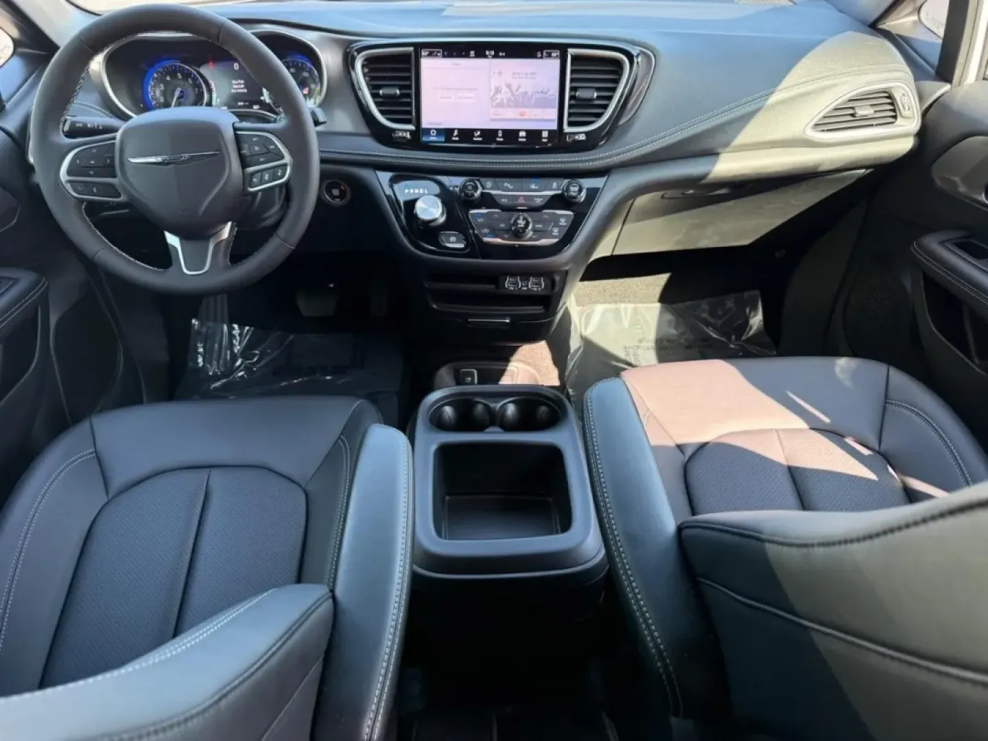 2025 /Black Leather Chrysler Pacifica Select (2C4RC1BG1SR) with an 3.6L V6 24V VVT UPG I engine, Automatic transmission, located at 970 Woodlawn Dr., Farmington, MO, 63640, (573) 431-7800, 37.825642, -90.468674 - **Explore Family Adventures in the 2025 Chrysler Pacifica at Pettus CDJR Farmington!**<br /> <br /> Are you ready to elevate your family outings and weekend getaways? Look no further than the stunning 2025 Chrysler Pacifica, the perfect minivan designed to cater to all your family's needs. With its - Photo#6