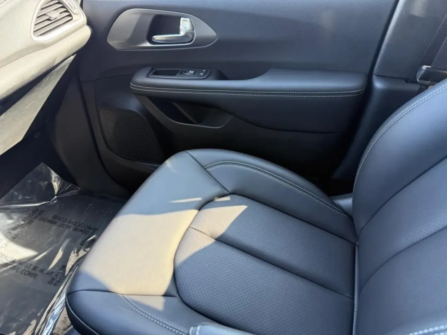 2025 /Black Leather Chrysler Pacifica Select (2C4RC1BG1SR) with an 3.6L V6 24V VVT UPG I engine, Automatic transmission, located at 970 Woodlawn Dr., Farmington, MO, 63640, (573) 431-7800, 37.825642, -90.468674 - **Explore Family Adventures in the 2025 Chrysler Pacifica at Pettus CDJR Farmington!**<br /> <br /> Are you ready to elevate your family outings and weekend getaways? Look no further than the stunning 2025 Chrysler Pacifica, the perfect minivan designed to cater to all your family's needs. With its - Photo#16