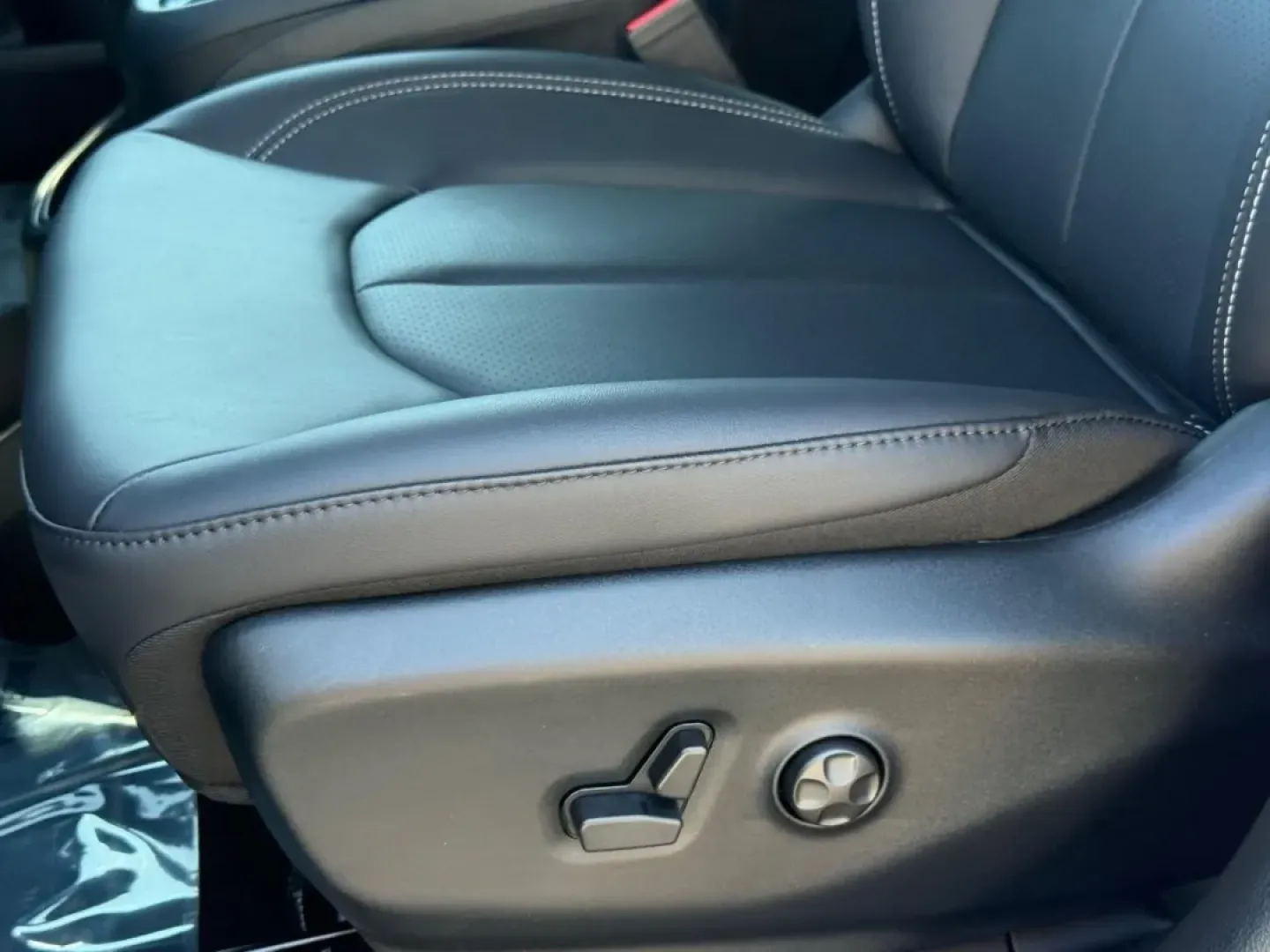 2025 /Black Leather Chrysler Pacifica Select (2C4RC1BG1SR) with an 3.6L V6 24V VVT UPG I engine, Automatic transmission, located at 970 Woodlawn Dr., Farmington, MO, 63640, (573) 431-7800, 37.825642, -90.468674 - **Explore Family Adventures in the 2025 Chrysler Pacifica at Pettus CDJR Farmington!**<br /> <br /> Are you ready to elevate your family outings and weekend getaways? Look no further than the stunning 2025 Chrysler Pacifica, the perfect minivan designed to cater to all your family's needs. With its - Photo#18