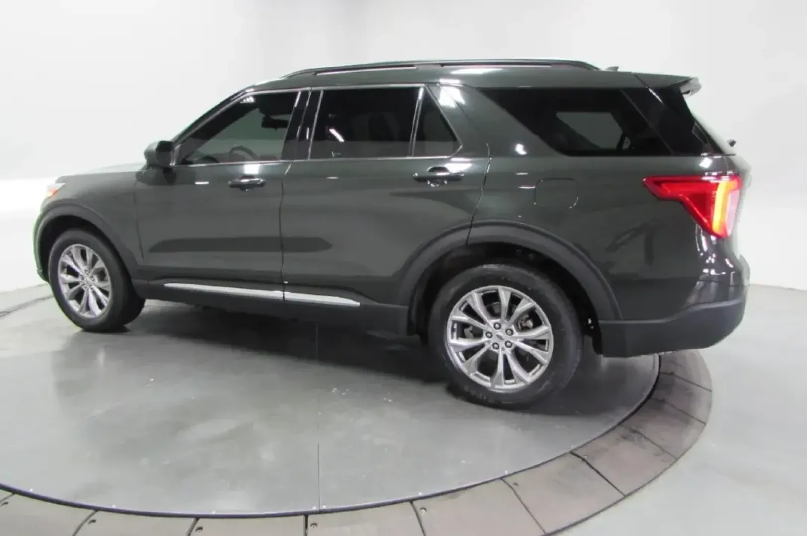 2022 /Ebony Leather Ford Explorer XLT (1FMSK8DH3NG) with an Other engine, Automatic transmission, located at 12830 Highway 21, De Soto, MO, 63020, (636) 337-7777, 38.153099, -90.573624 - ### Explore the 2022 Ford Explorer XLT: Your Ultimate Adventure Companion!<br /> <br /> Are you ready for your next family road trip or weekend getaway? This stunning 2022 Ford Explorer XLT, available at Pettus CDJR DeSoto in De Soto, MO, is the perfect SUV to elevate your adventures. With ample spa - Photo#4