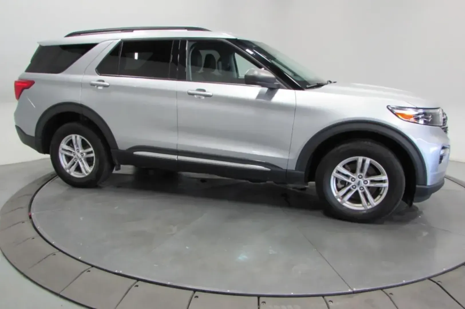 2023 /Ebony/Light Slate Leather Ford Explorer XLT (1FMSK8DH9PG) with an Other engine, Automatic transmission, located at 12830 Highway 21, De Soto, MO, 63020, (636) 337-7777, 38.153099, -90.573624 - Discover the perfect blend of comfort, style, and versatility with the 2023 Ford Explorer XLT, now available at Pettus CDJR DeSoto. Located at 12830 Highway 21, De Soto, MO 63020, our OEM dealership is committed to helping you find quality used vehicles that suit your lifestyle. Whether you're a gro - Photo#3