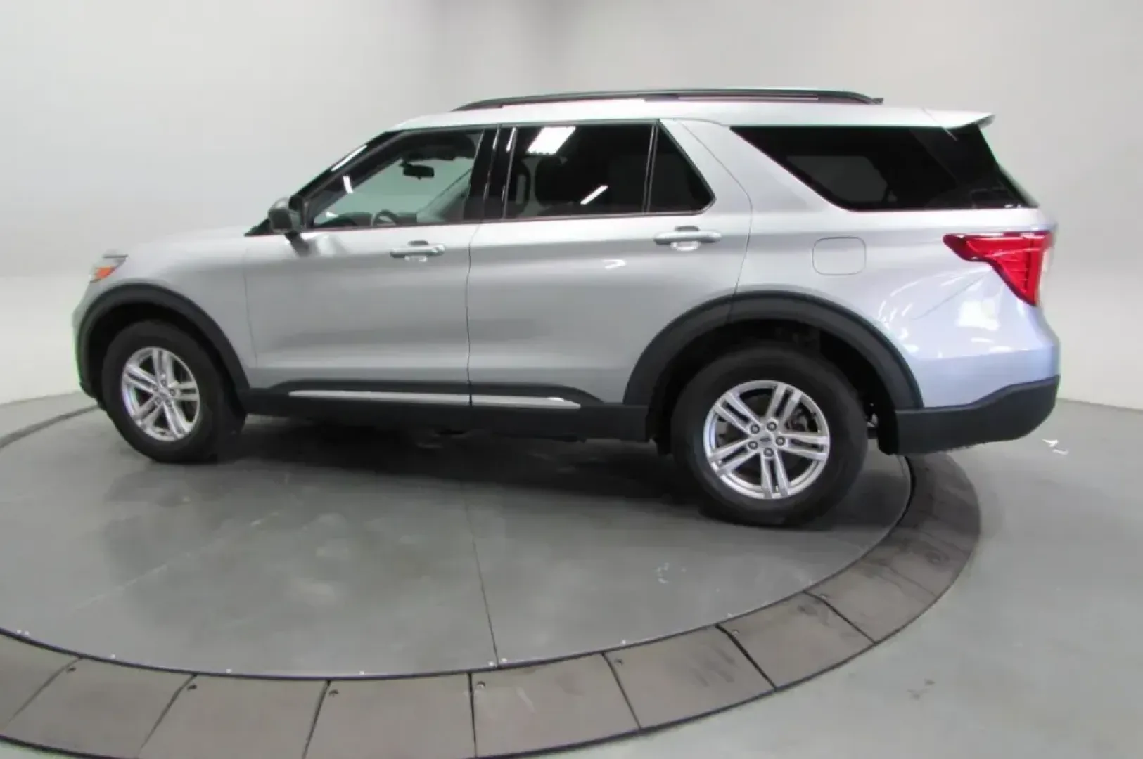 2023 /Ebony/Light Slate Leather Ford Explorer XLT (1FMSK8DH9PG) with an Other engine, Automatic transmission, located at 12830 Highway 21, De Soto, MO, 63020, (636) 337-7777, 38.153099, -90.573624 - Discover the perfect blend of comfort, style, and versatility with the 2023 Ford Explorer XLT, now available at Pettus CDJR DeSoto. Located at 12830 Highway 21, De Soto, MO 63020, our OEM dealership is committed to helping you find quality used vehicles that suit your lifestyle. Whether you're a gro - Photo#4