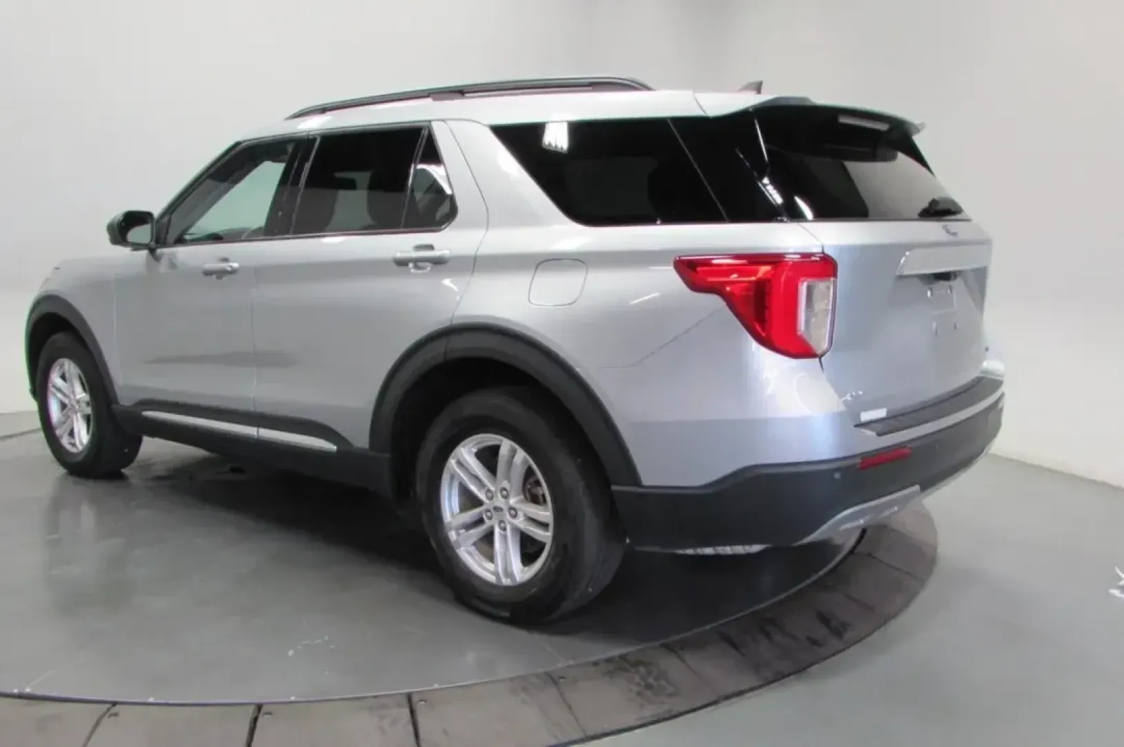 2023 /Ebony/Light Slate Leather Ford Explorer XLT (1FMSK8DH9PG) with an Other engine, Automatic transmission, located at 12830 Highway 21, De Soto, MO, 63020, (636) 337-7777, 38.153099, -90.573624 - Discover the perfect blend of comfort, style, and versatility with the 2023 Ford Explorer XLT, now available at Pettus CDJR DeSoto. Located at 12830 Highway 21, De Soto, MO 63020, our OEM dealership is committed to helping you find quality used vehicles that suit your lifestyle. Whether you're a gro - Photo#5