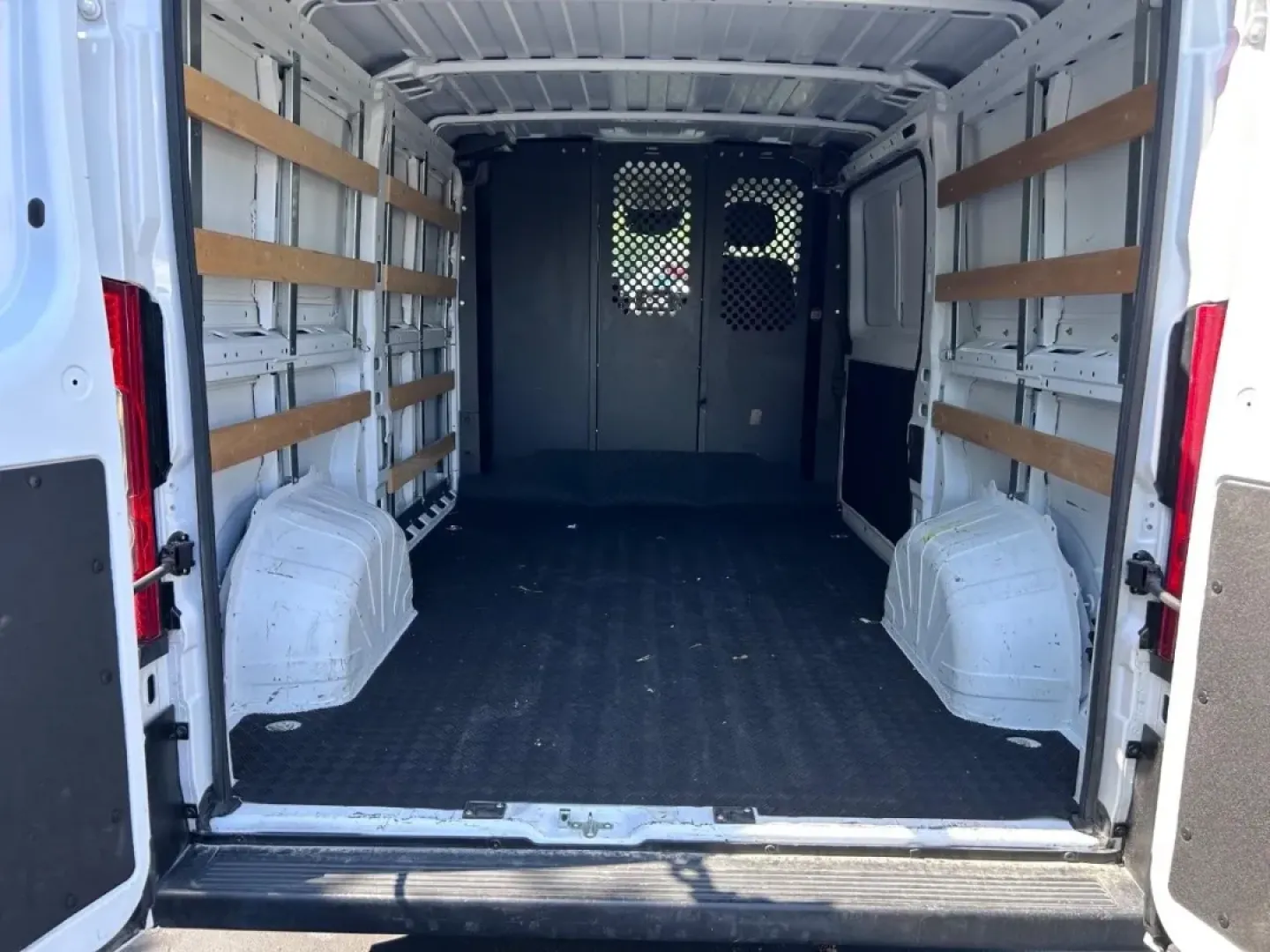 2023 /Black Cloth Ram ProMaster 2500 Base 136 WB (3C6LRVVG6PE) with an 3.6L V6 24V VVT engine, Automatic transmission, located at 970 Woodlawn Dr., Farmington, MO, 63640, (573) 431-7800, 37.825642, -90.468674 - **Explore Adventure and Utility with the 2023 Ram ProMaster 2500**<br /> <br /> Are you ready to elevate your business or embark on exciting adventures? The 2023 Ram ProMaster 2500 is the vehicle you need. With its spacious design and impressive capability, this full-size van is perfect for tradespe - Photo#4