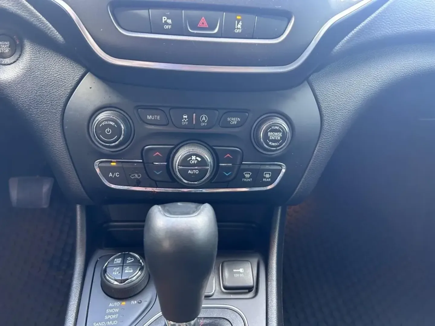2021 /Black Leather Trimmed Jeep Cherokee Trailhawk (1C4PJMBX5MD) with an 3.2L V6 24V VVT engine, Automatic transmission, located at 970 Woodlawn Dr., Farmington, MO, 63640, (573) 431-7800, 37.825642, -90.468674 - **Adventure Awaits with This 2021 Jeep Cherokee Trailhawk** <br /> <br /> Are you ready to elevate your weekend adventures or family road trips? This rugged yet refined 2021 Jeep Cherokee Trailhawk is the perfect vehicle for those who crave exploration without sacrificing comfort. Designed for both - Photo#15
