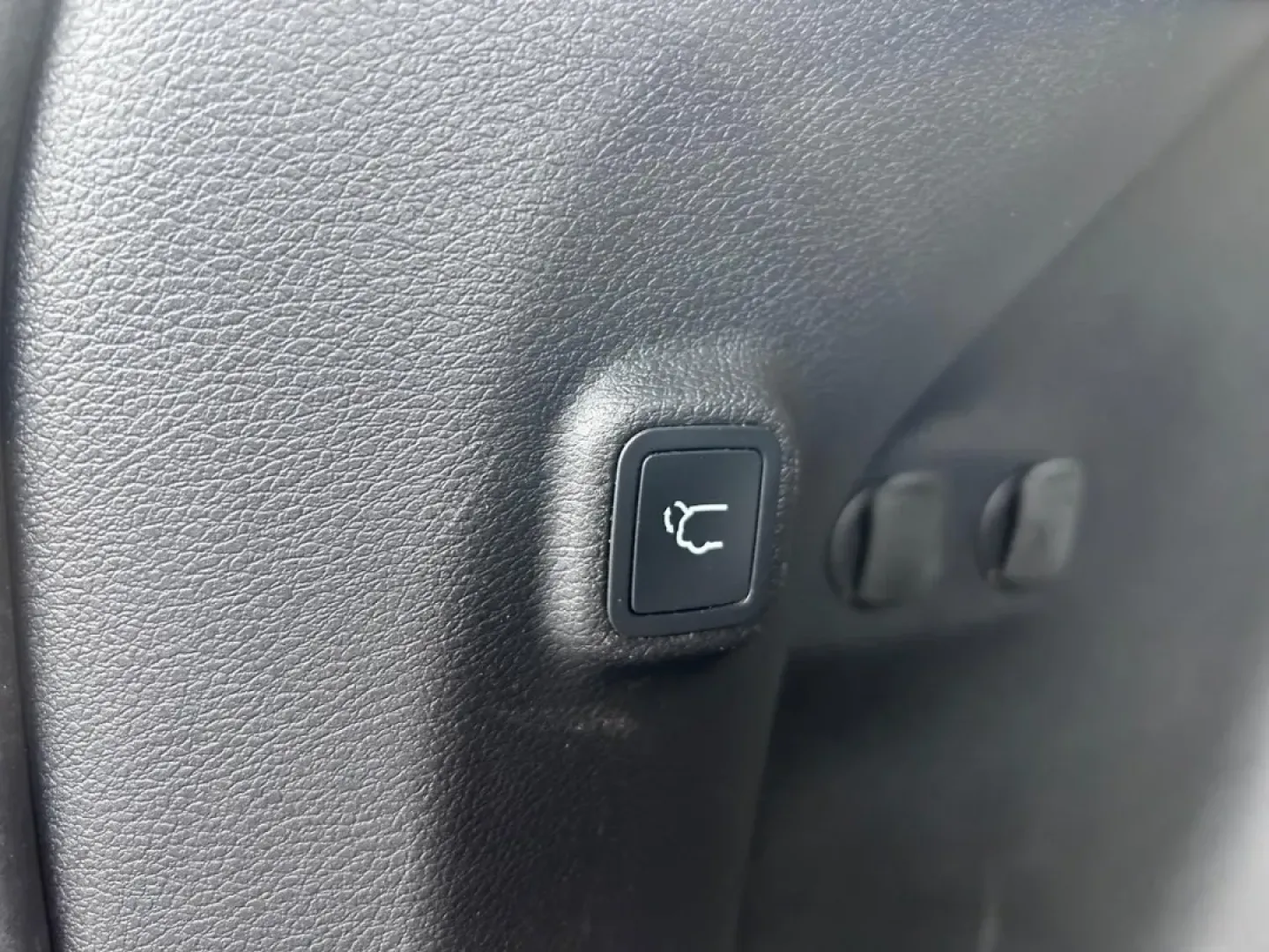 2021 /Black Leather Trimmed Jeep Cherokee Trailhawk (1C4PJMBX5MD) with an 3.2L V6 24V VVT engine, Automatic transmission, located at 970 Woodlawn Dr., Farmington, MO, 63640, (573) 431-7800, 37.825642, -90.468674 - **Adventure Awaits with This 2021 Jeep Cherokee Trailhawk** <br /> <br /> Are you ready to elevate your weekend adventures or family road trips? This rugged yet refined 2021 Jeep Cherokee Trailhawk is the perfect vehicle for those who crave exploration without sacrificing comfort. Designed for both - Photo#5