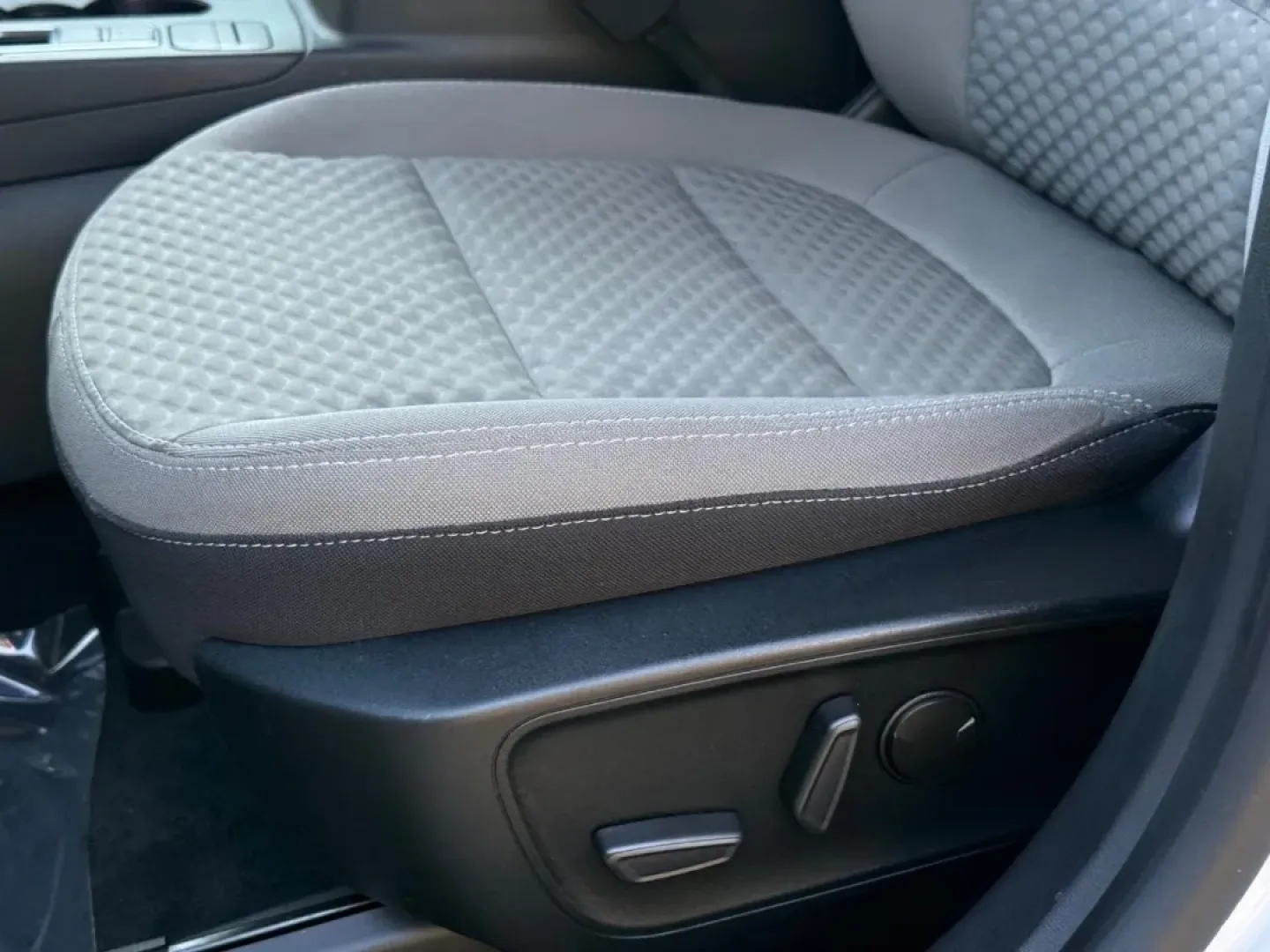 2020 /Dark Earth Gray Cloth Ford Escape SE Sport Hybrid (1FMCU0BZ7LU) with an 2.5L iVCT Atkinson Cycle I-4 Hybrid engine, Automatic transmission, located at 970 Woodlawn Dr., Farmington, MO, 63640, (573) 431-7800, 37.825642, -90.468674 - **Explore the Open Roads with the 2020 Ford Escape SE Sport Hybrid Your Perfect Companion for Commuting and Weekend Adventures!**<br /> <br /> Are you searching for a vehicle that combines style, efficiency, and versatility? Look no further than this stunning 2020 Ford Escape SE Sport Hybrid, now a - Photo#23