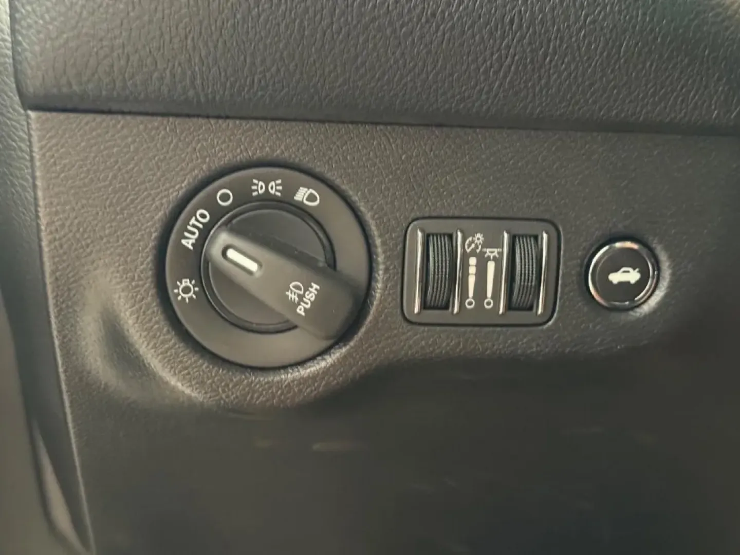 2019 /Black Cloth Dodge Challenger R/T Scat Pack (2C3CDZFJ1KH) with an 6.4L engine, Automatic transmission, located at 970 Woodlawn Dr., Farmington, MO, 63640, (573) 431-7800, 37.825642, -90.468674 - **Unleash the Thrill of the Open Road with this 2019 Dodge Challenger R/T Scat Pack!**<br /> <br /> Are you ready to elevate your driving experience? Whether you're a weekend warrior seeking adrenaline-pumping adventures or a daily commuter tired of the mundane, this stunning 2019 Dodge Challenger R - Photo#27