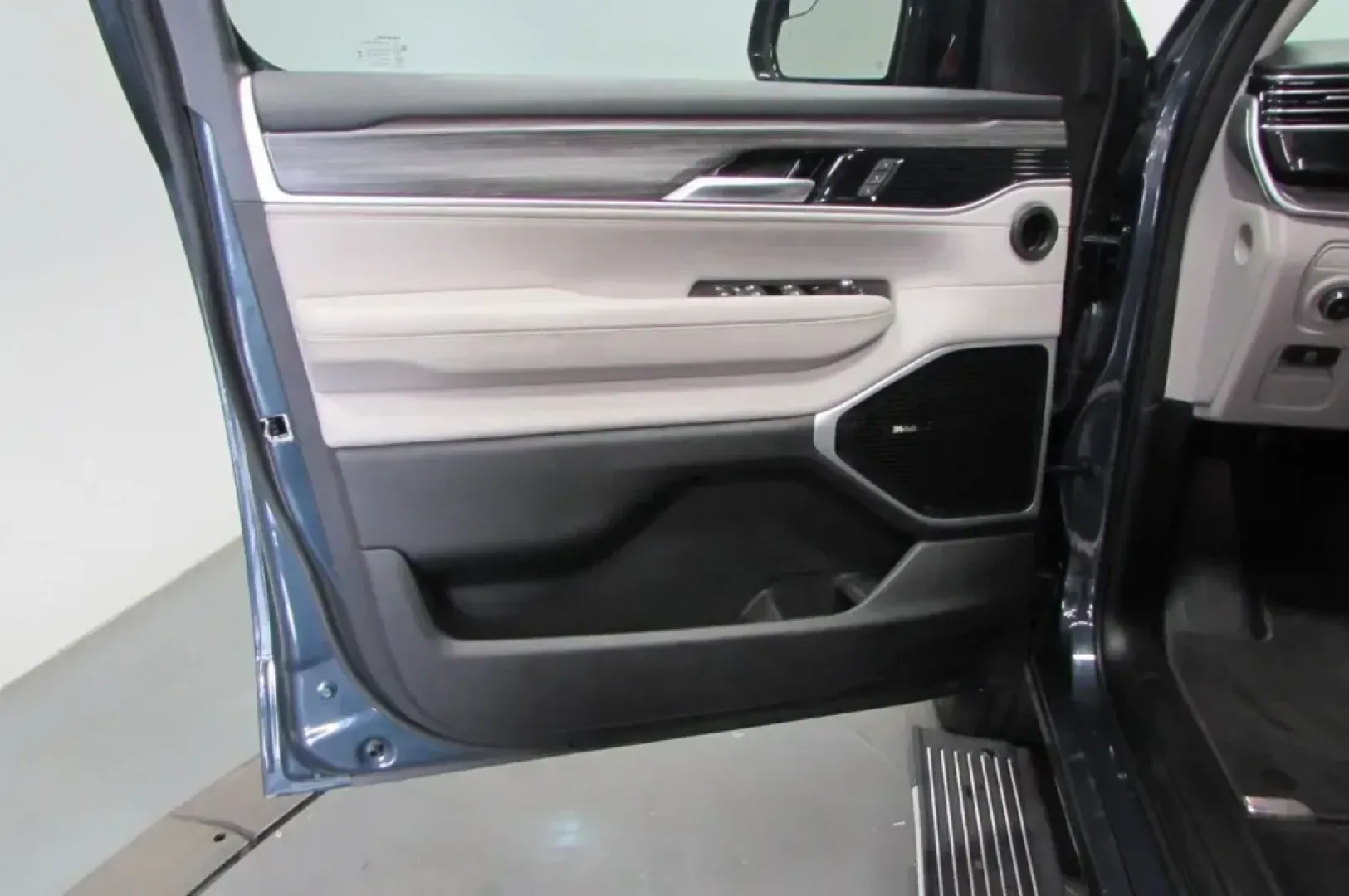 2023 /Sea Salt/Black Leather Jeep Wagoneer Series III (1C4SJVDP9PS) with an Other engine, Automatic transmission, located at 12830 Highway 21, De Soto, MO, 63020, (636) 337-7777, 38.153099, -90.573624 - **Explore the Unmatched Versatility of the 2023 Jeep Wagoneer Series III Perfect for Every Adventure!**<br /> <br /> Are you a growing family seeking the ideal vehicle for road trips, school drop-offs, and weekend escapades? Look no further than the stunning 2023 Jeep Wagoneer Series III, available - Photo#11