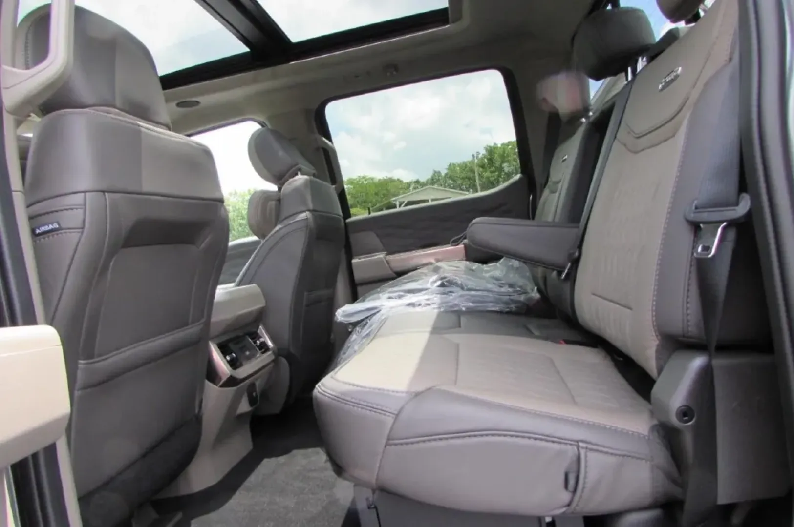 2025 /Java Leather Ford F-350SD Platinum DRW (1FT8W3DMXSE) with an 6.7L Turbocharged engine, located at 12836 Highway 21, De Soto, MO, 63020, (636) 337-7777, 38.151867, -90.575615 - **Take on Your Next Adventure with the 2025 Ford F-350SD XL DRW Perfect for Work and Play!**<br /> <br /> Are you in search of a powerful truck that can handle both your workday and weekend adventures? Look no further! The 2025 Ford F-350SD XL DRW, available now at Pettus Ford De Soto, is the perfe - Photo#33