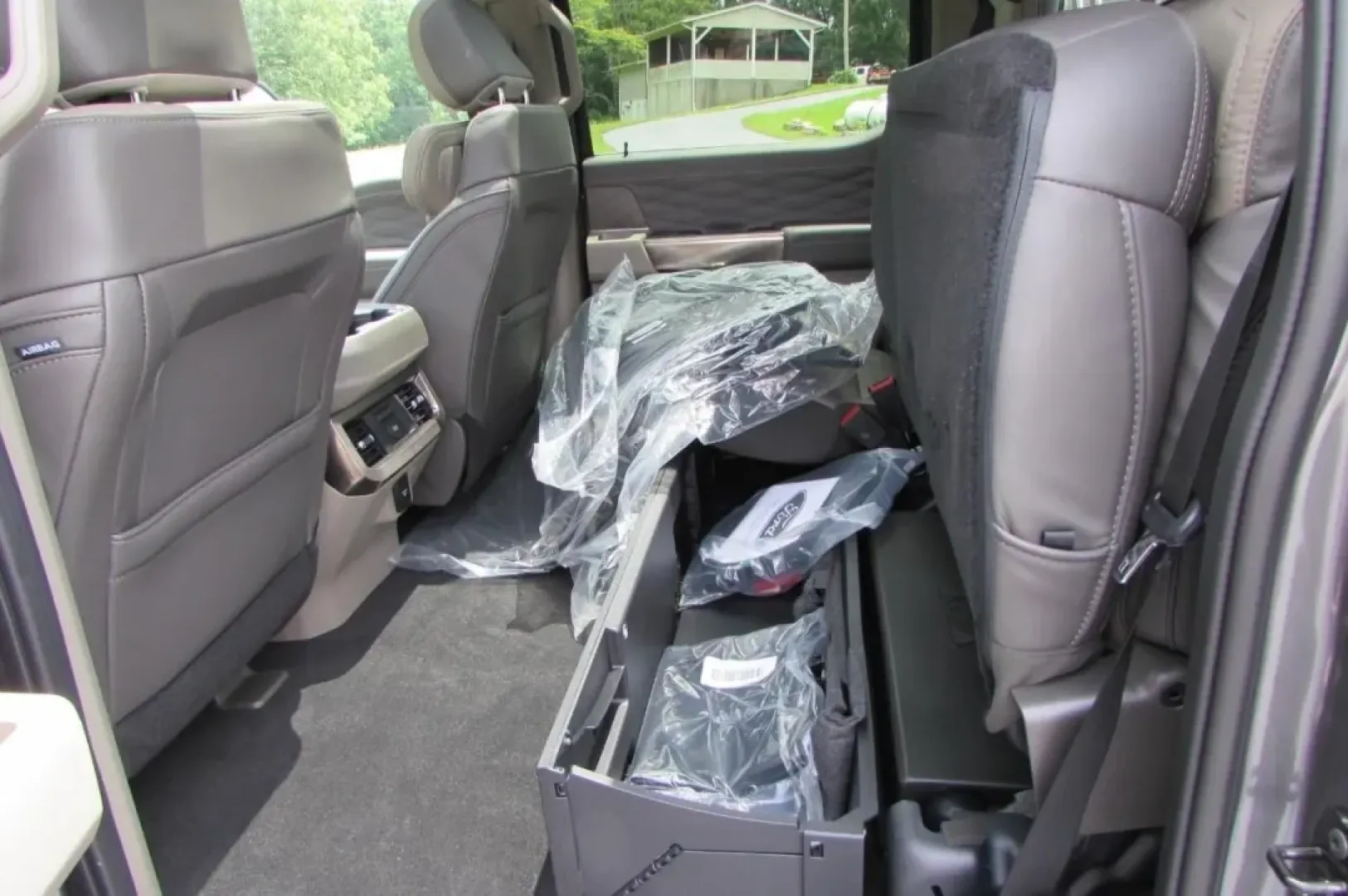 2025 /Java Leather Ford F-350SD Platinum DRW (1FT8W3DMXSE) with an 6.7L Turbocharged engine, located at 12836 Highway 21, De Soto, MO, 63020, (636) 337-7777, 38.151867, -90.575615 - **Take on Your Next Adventure with the 2025 Ford F-350SD XL DRW Perfect for Work and Play!**<br /> <br /> Are you in search of a powerful truck that can handle both your workday and weekend adventures? Look no further! The 2025 Ford F-350SD XL DRW, available now at Pettus Ford De Soto, is the perfe - Photo#35